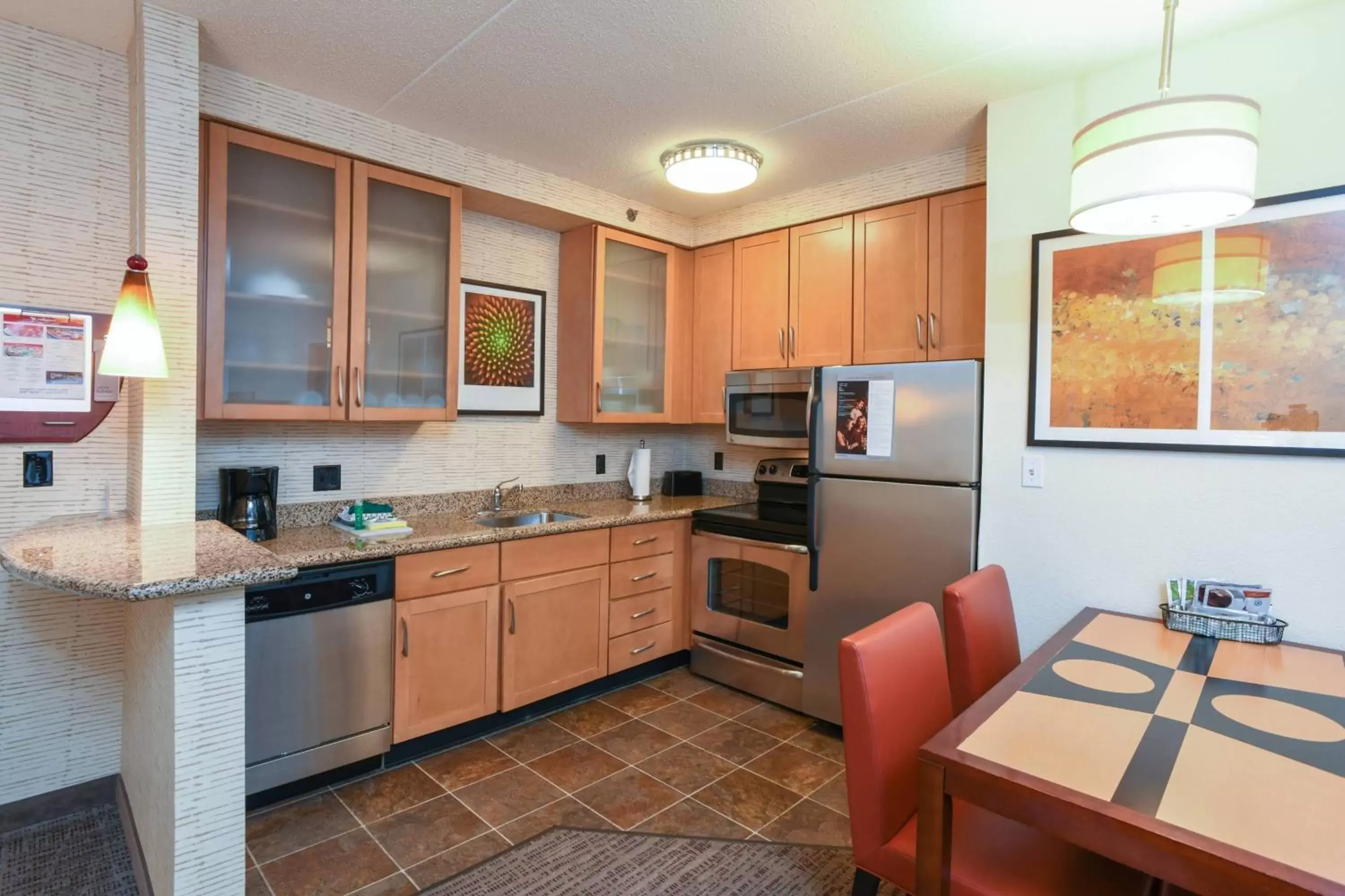 Bedroom, Kitchen/Kitchenette in Residence Inn Cincinnati North West Chester