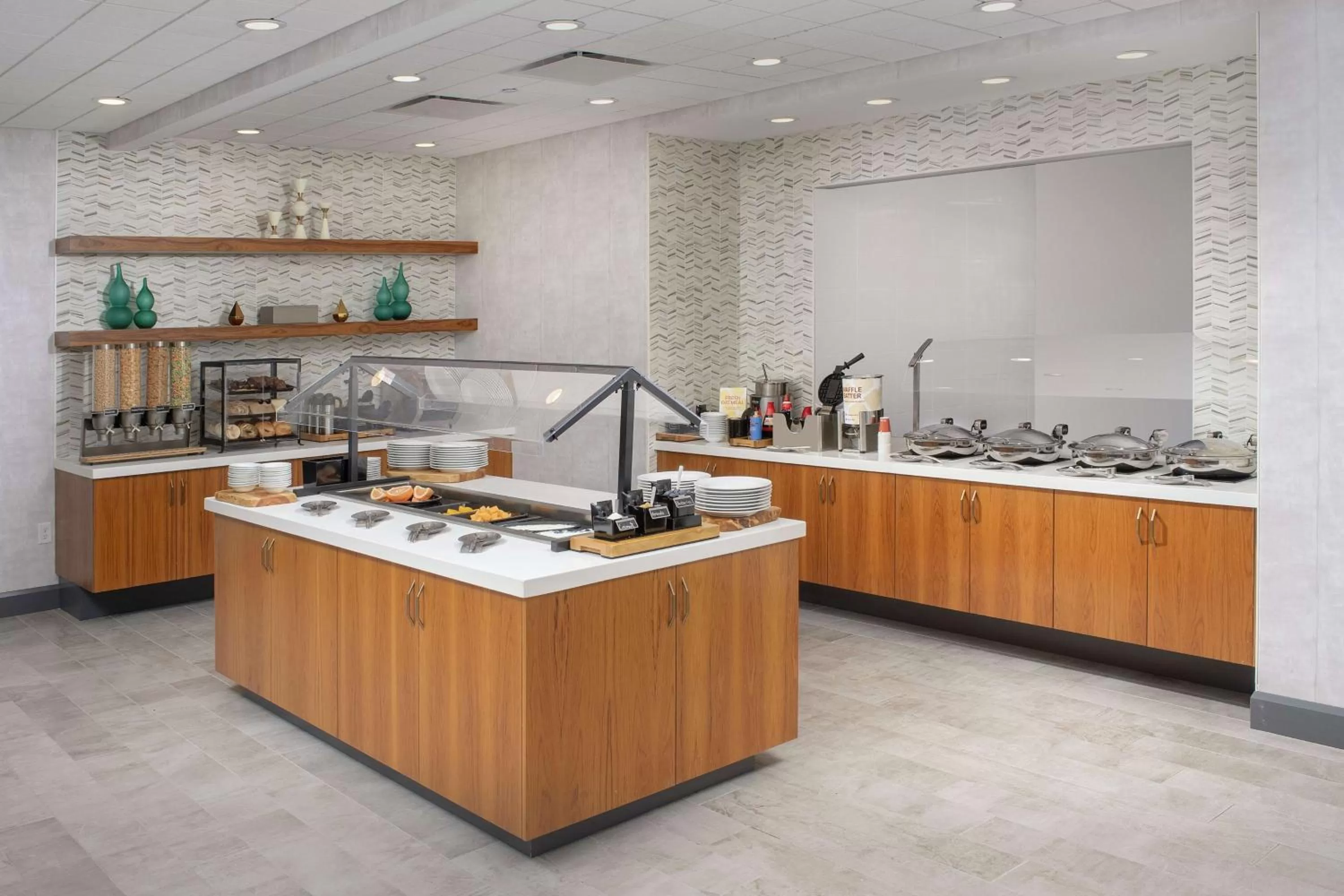 Dining area in Hilton Garden Inn Westchester Dobbs Ferry