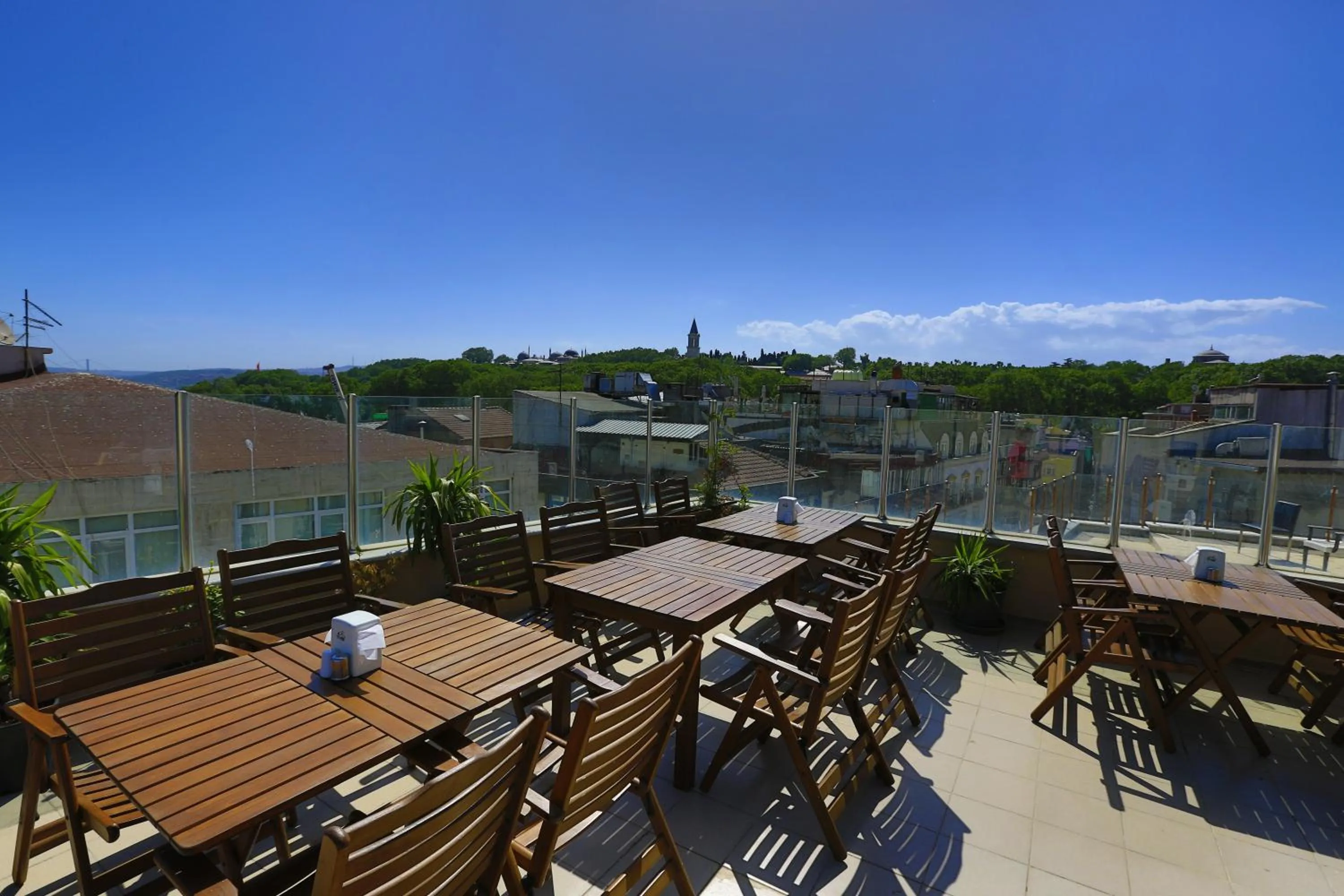 Restaurant/places to eat in Kafkas Hotel Istanbul