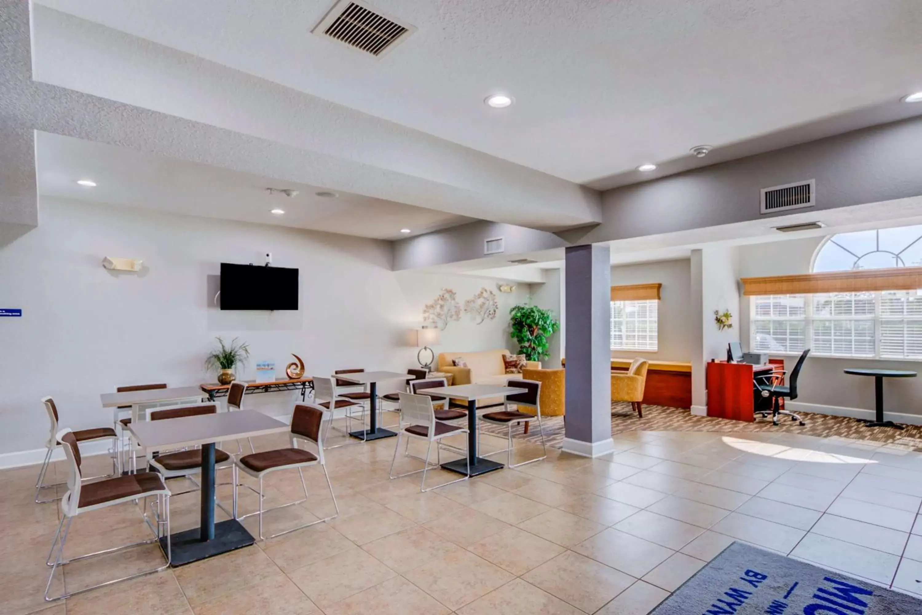 Lobby or reception, Restaurant/Places to Eat in Microtel Inn and Suites - Zephyrhills