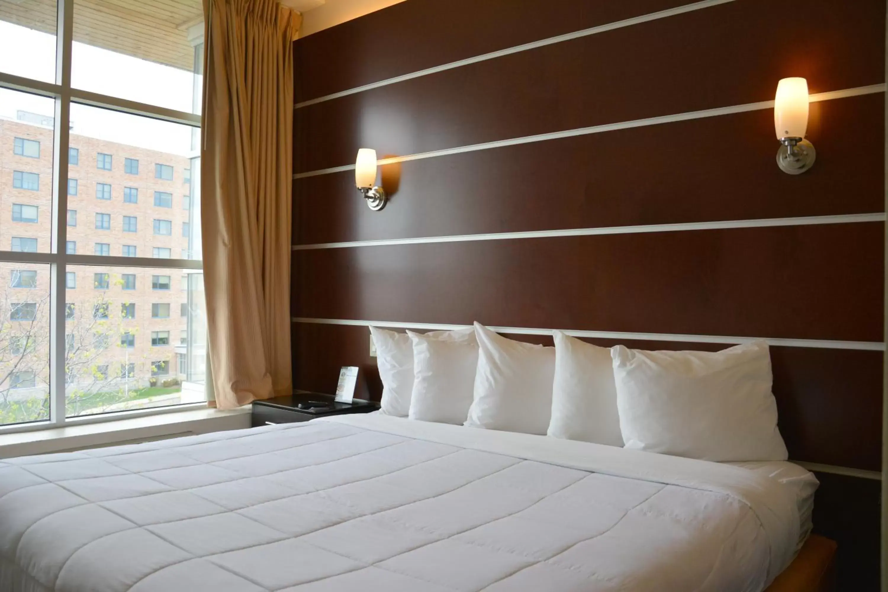 One-Bedroom Queen Suite - Non-Smoking in Days Inn & Suites by Wyndham Milwaukee One-Bedroom Queen Suite - Non-Smoking in Days Inn & Suites by Wyndham Milwaukee