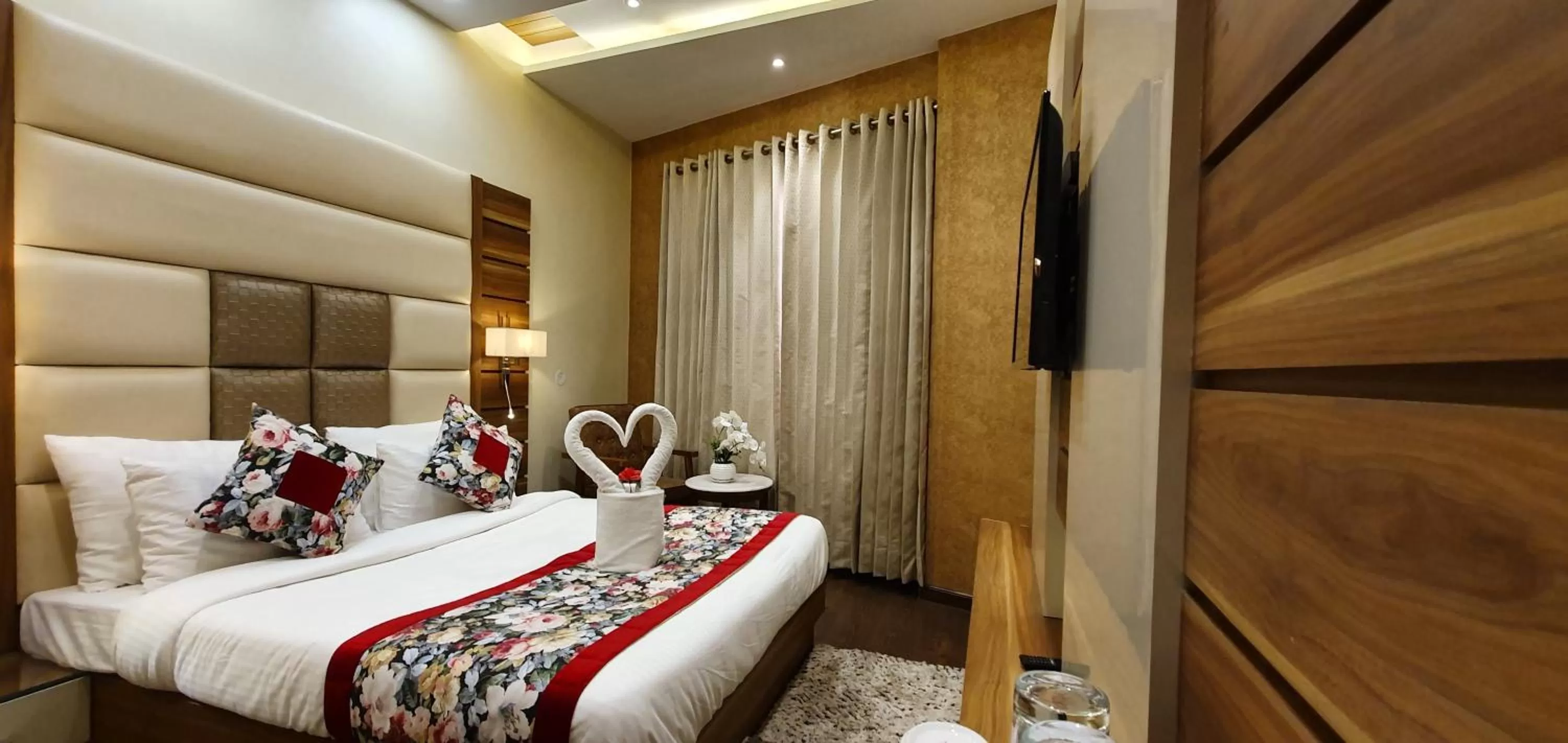 Bed in Hotel Makhan Residency