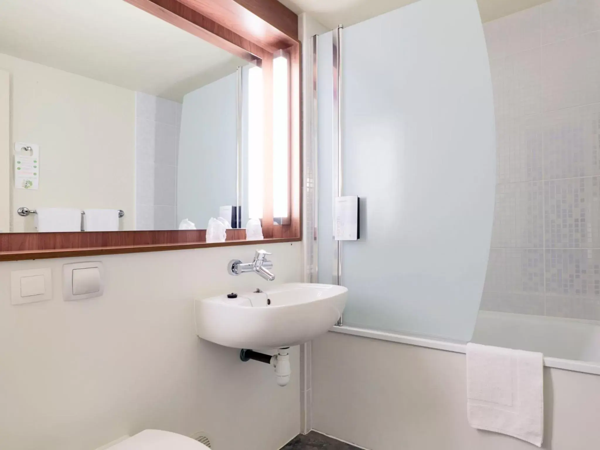Bathroom in Campanile Bordeaux Sud - Gradignan-Talence