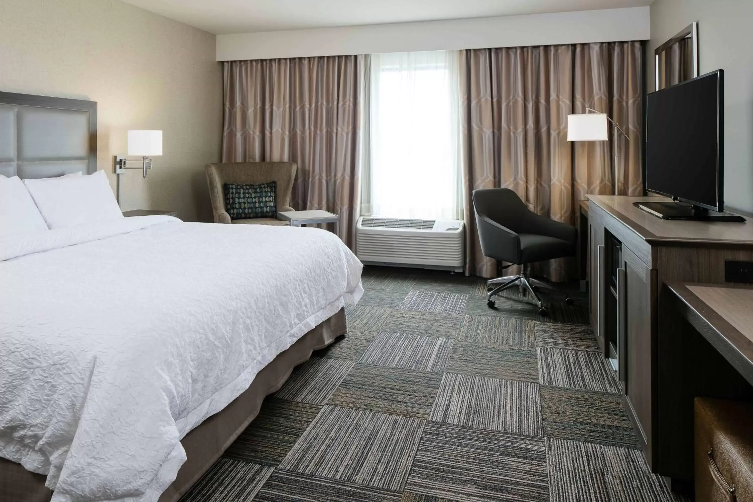 Bed in Hampton Inn & Suites-Hudson Wisconsin