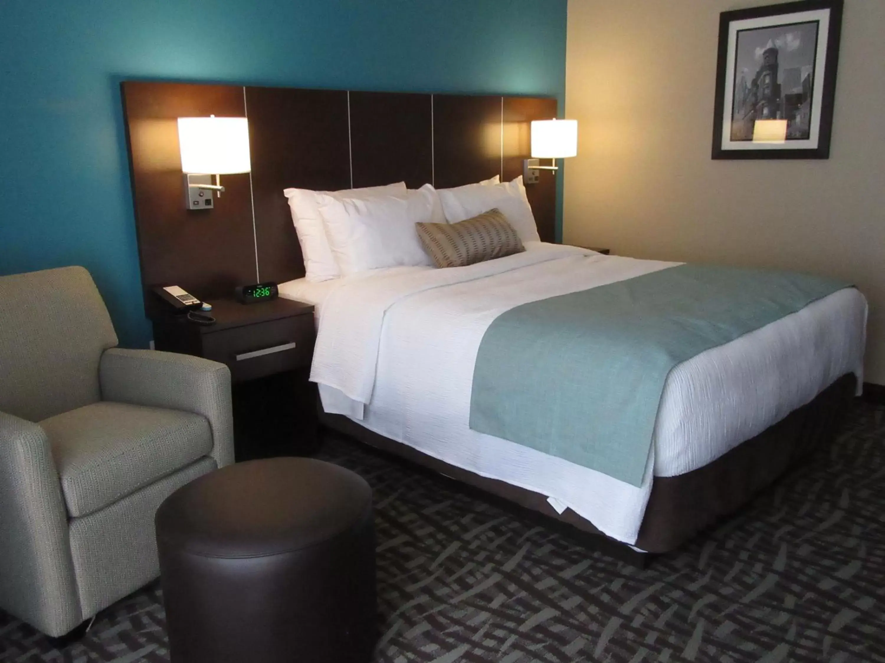 Bed in Best Western Plus Hotel Montreal