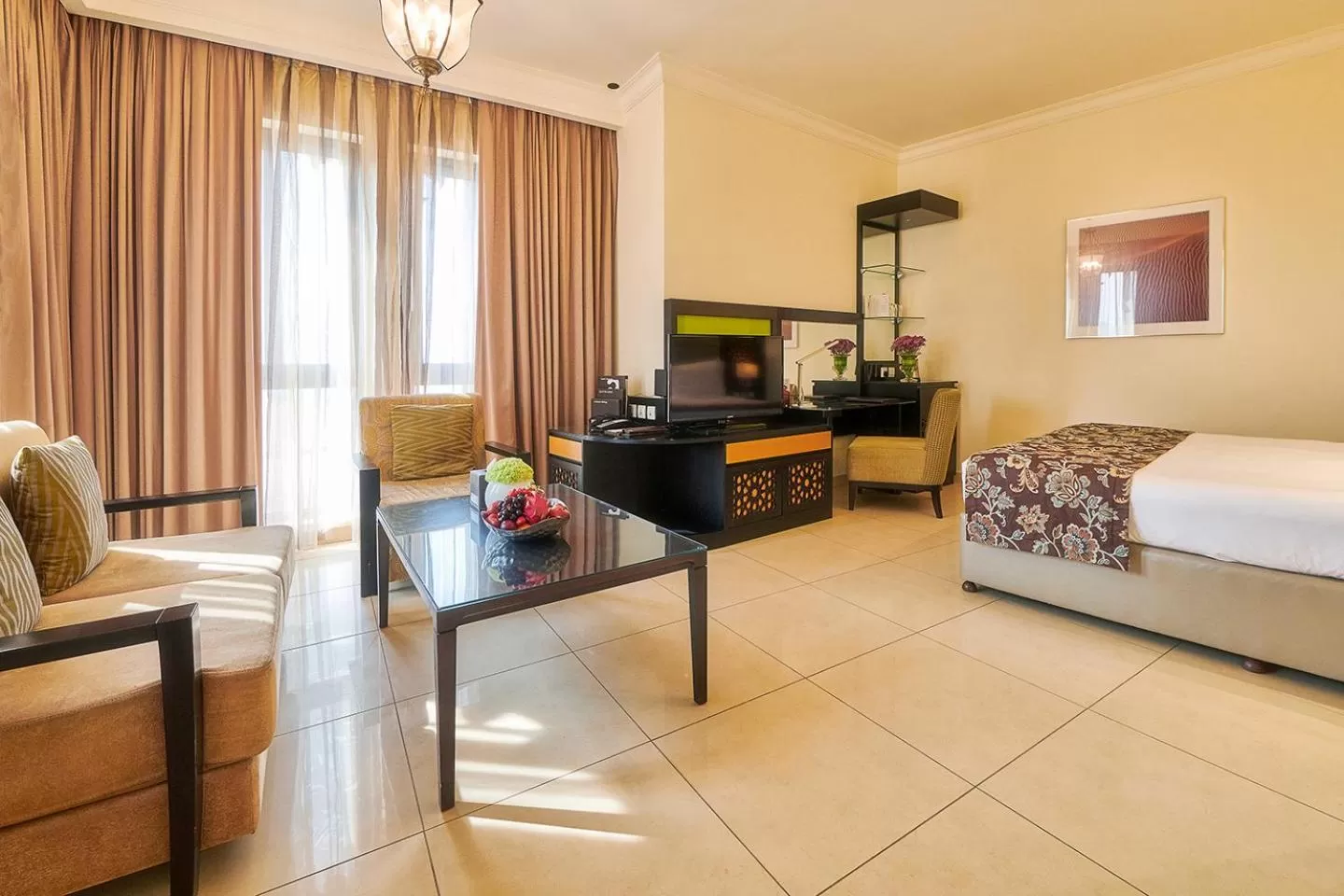 Communal lounge/ TV room, Bed in Bahi Ajman Palace Hotel