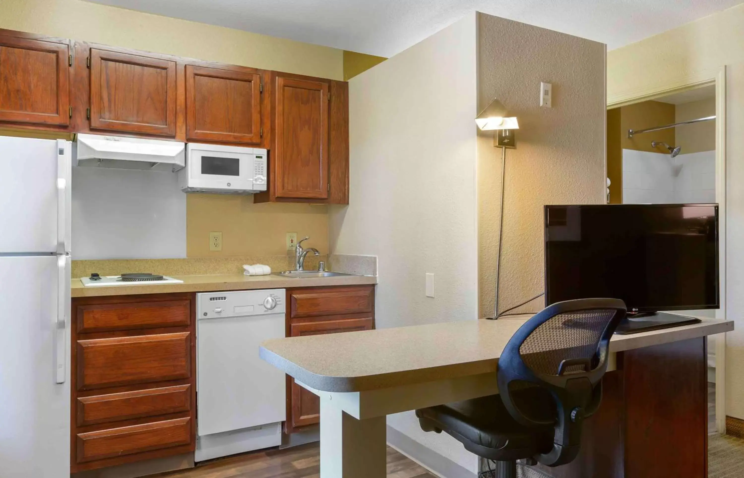 Bedroom, Kitchen/Kitchenette in Extended Stay America Suites - Phoenix - Airport - E Oak St
