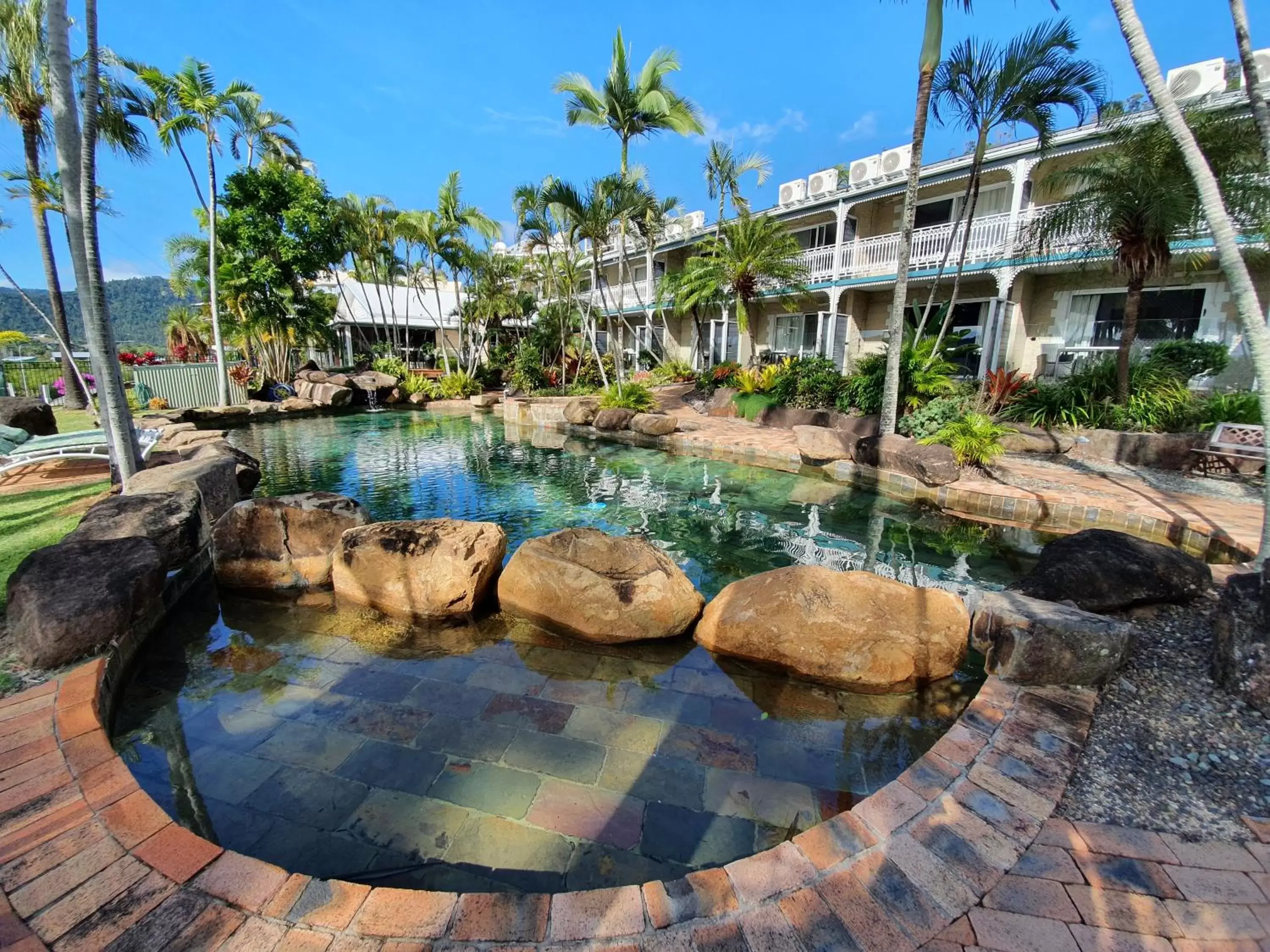 Swimming Pool in Colonial Palms Motor Inn