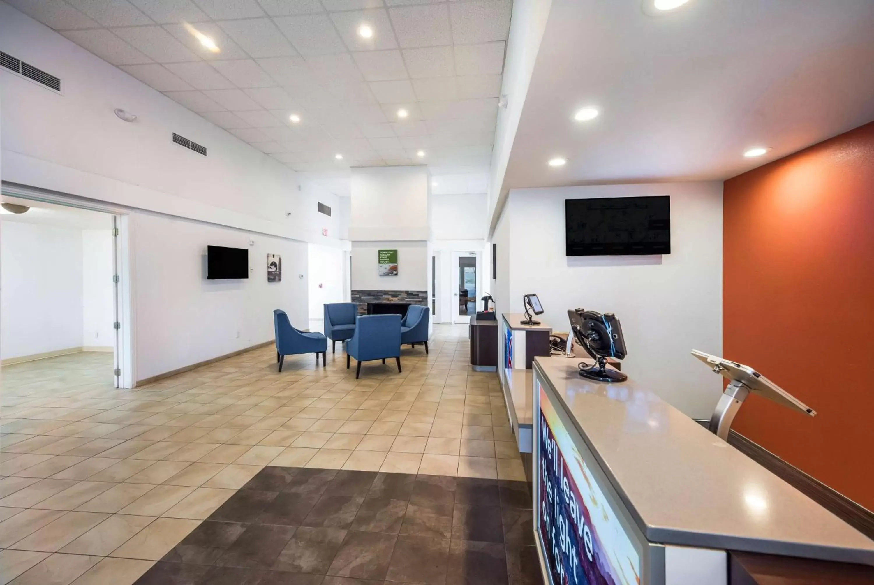 Lobby or reception in Motel 6-Irving, TX - Irving DFW Airport East