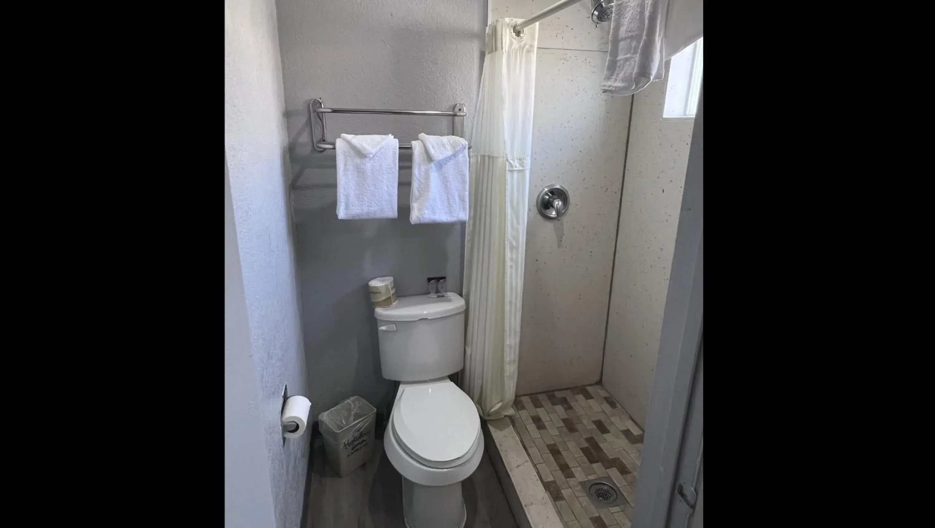 Bathroom in Anchorage Inn Lakeport