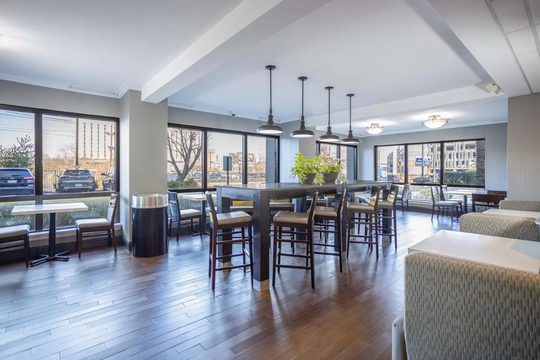 Dining area, Restaurant/Places to Eat in Holiday Inn Express - Newark Airport - Elizabeth, an IHG Hotel