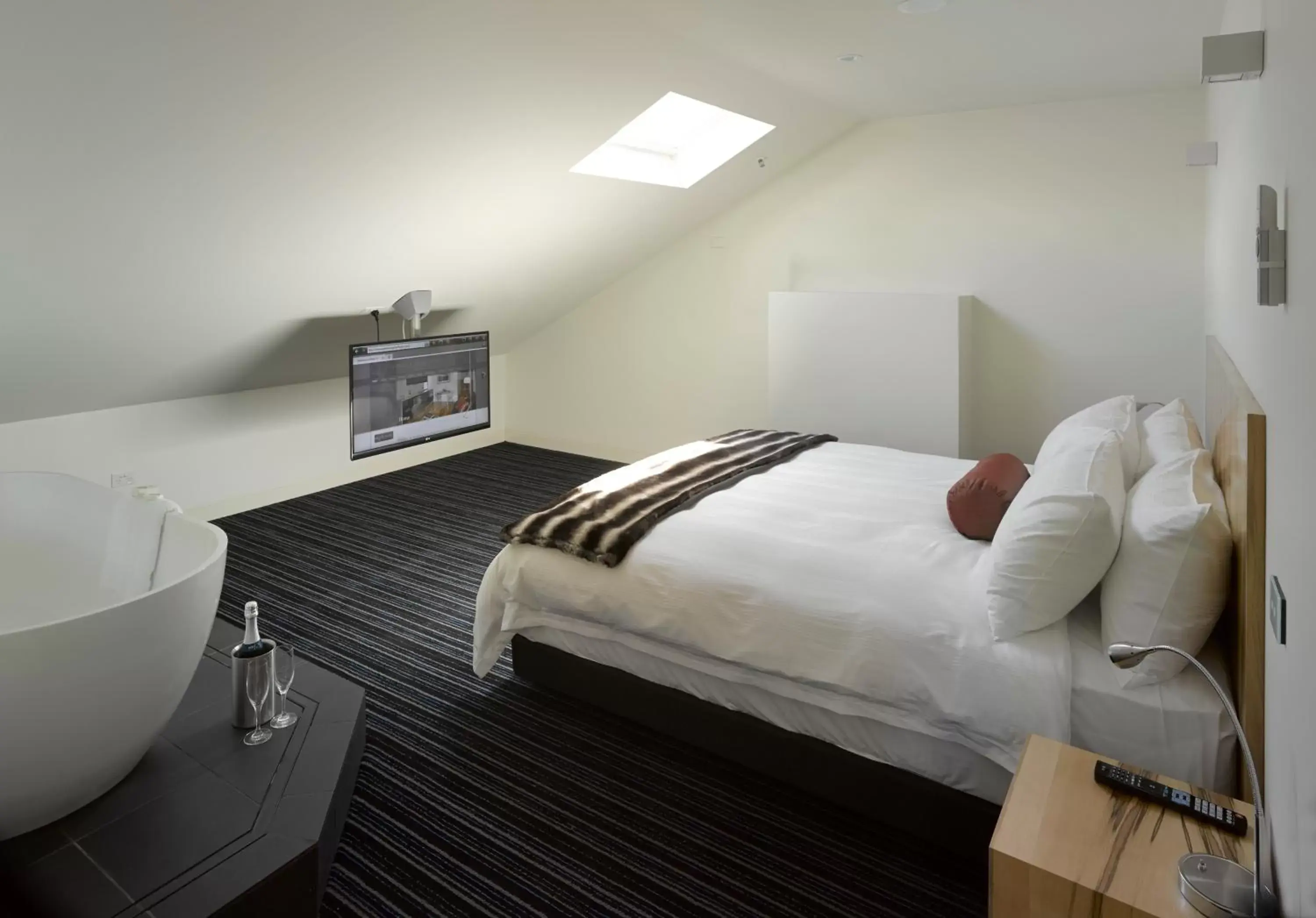 Bed in Salamanca Wharf Hotel