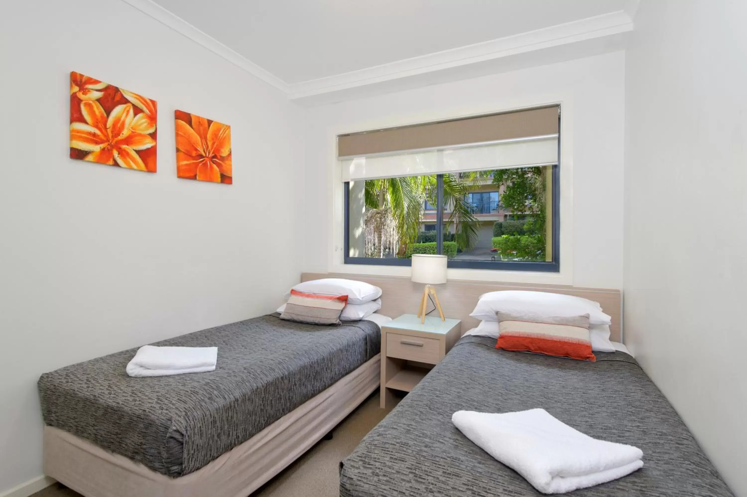 Day, Bed in South Pacific Apartments