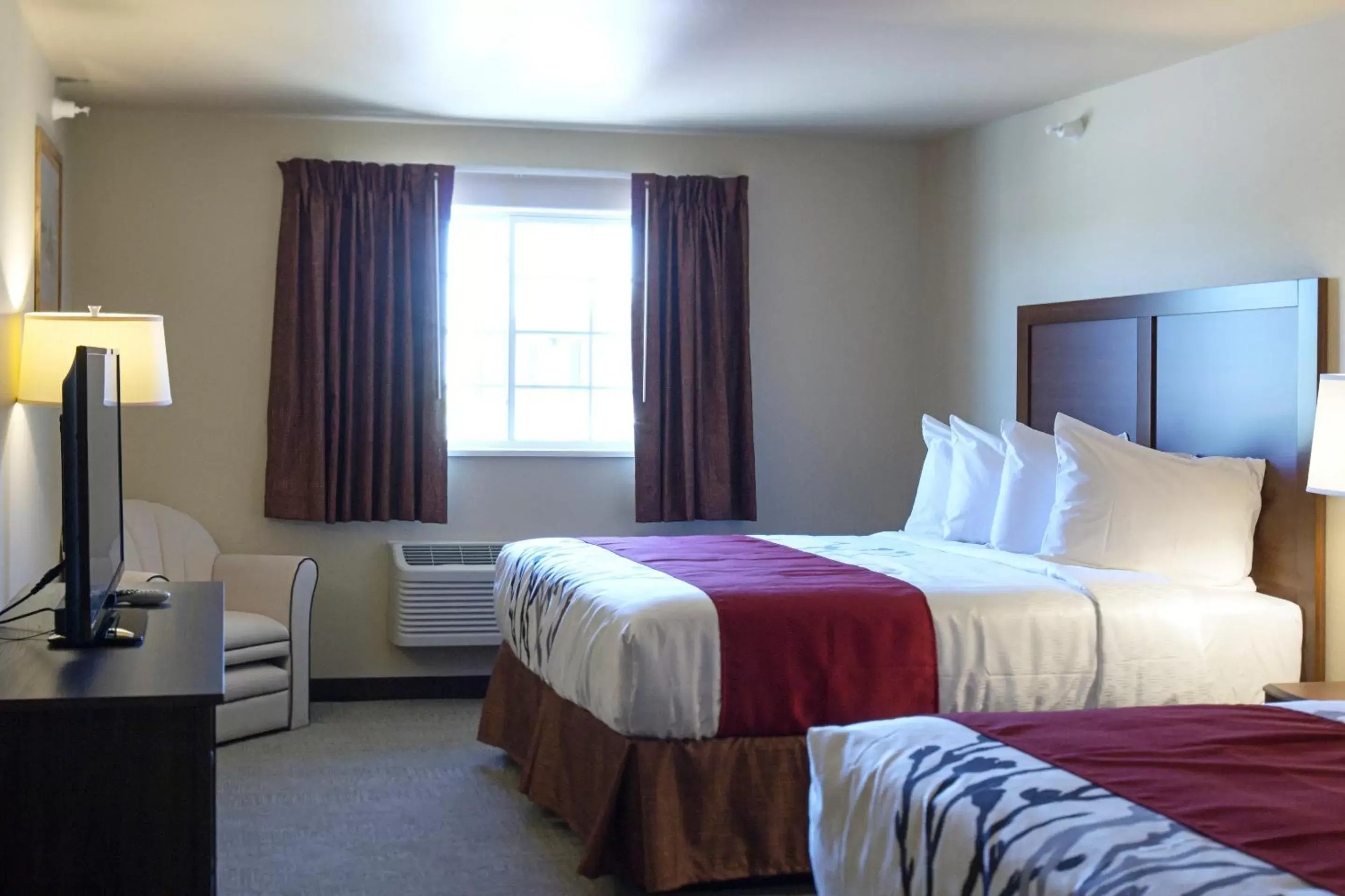 Photo of the whole room, Bed in Newcastle Lodge & Convention Center