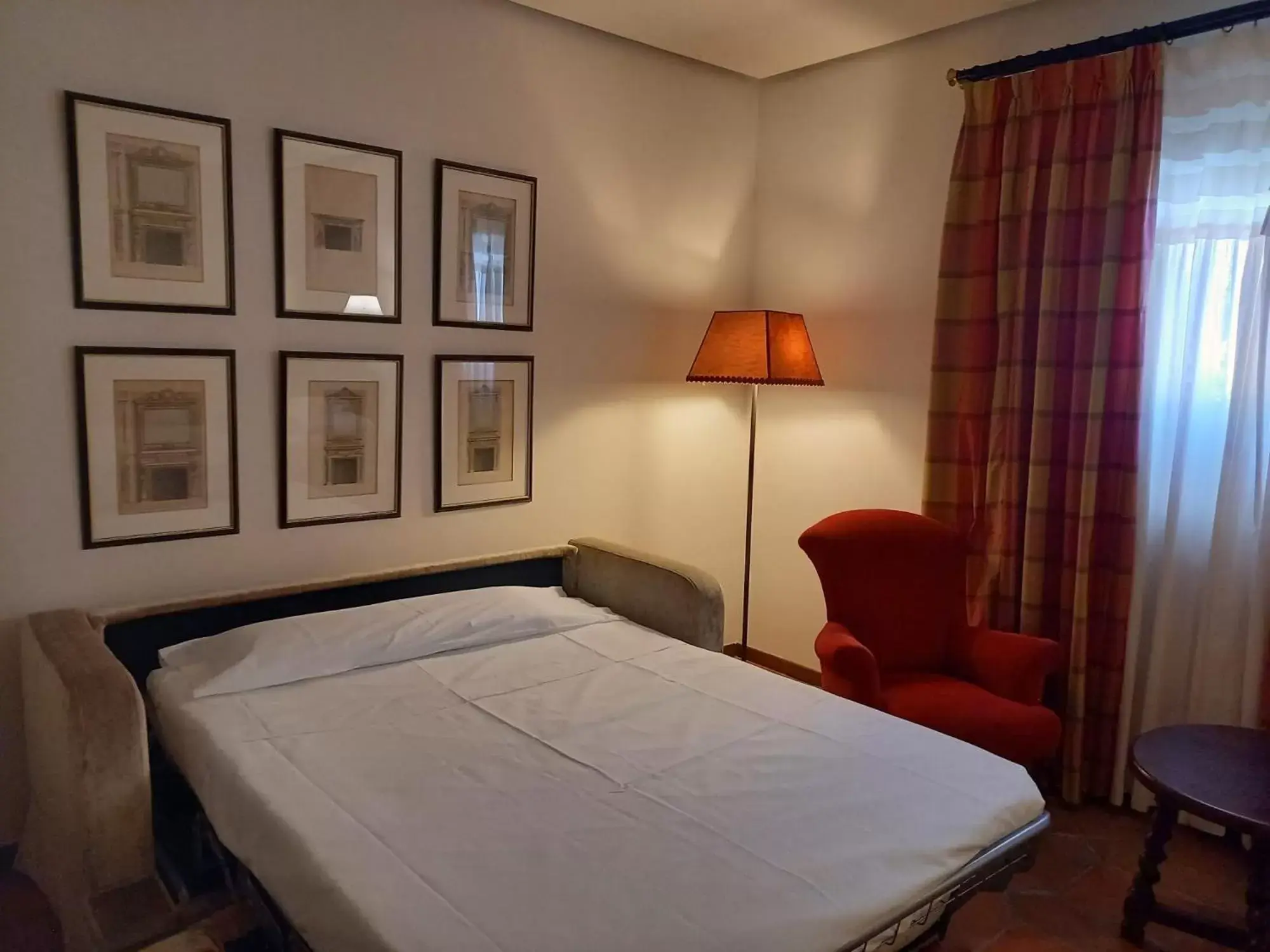 Photo of the whole room, Bed in Parador de Zafra