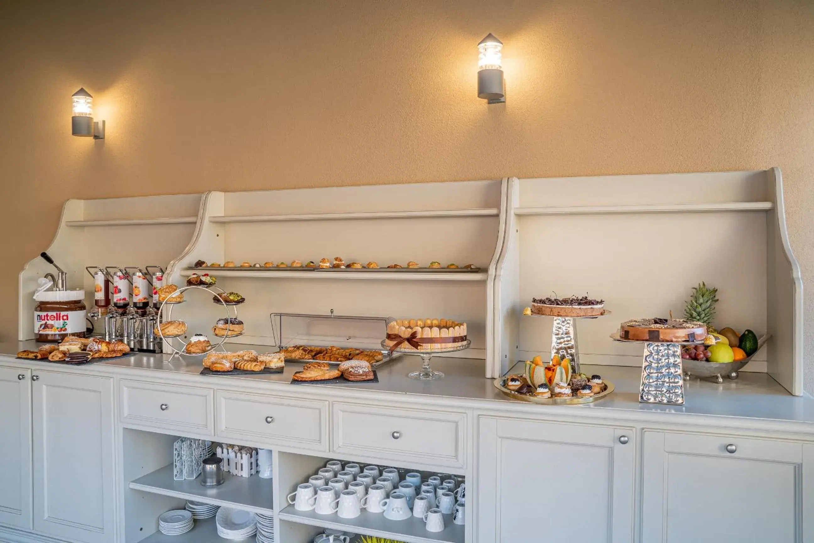 Breakfast, Kitchen/Kitchenette in Hotel Colomba D'Oro