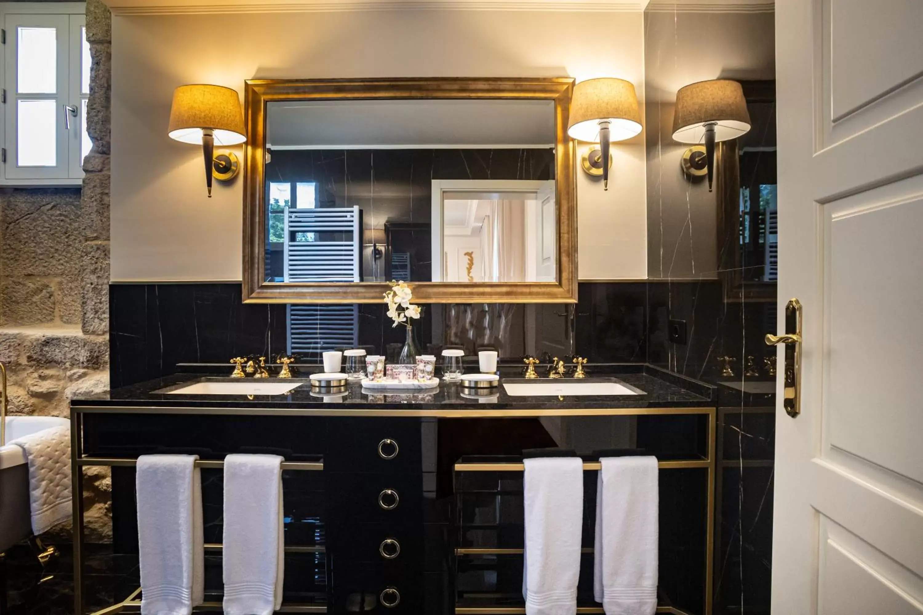 Bathroom, Kitchen/Kitchenette in Solar do Requeijo by Luna Hotels & Resorts