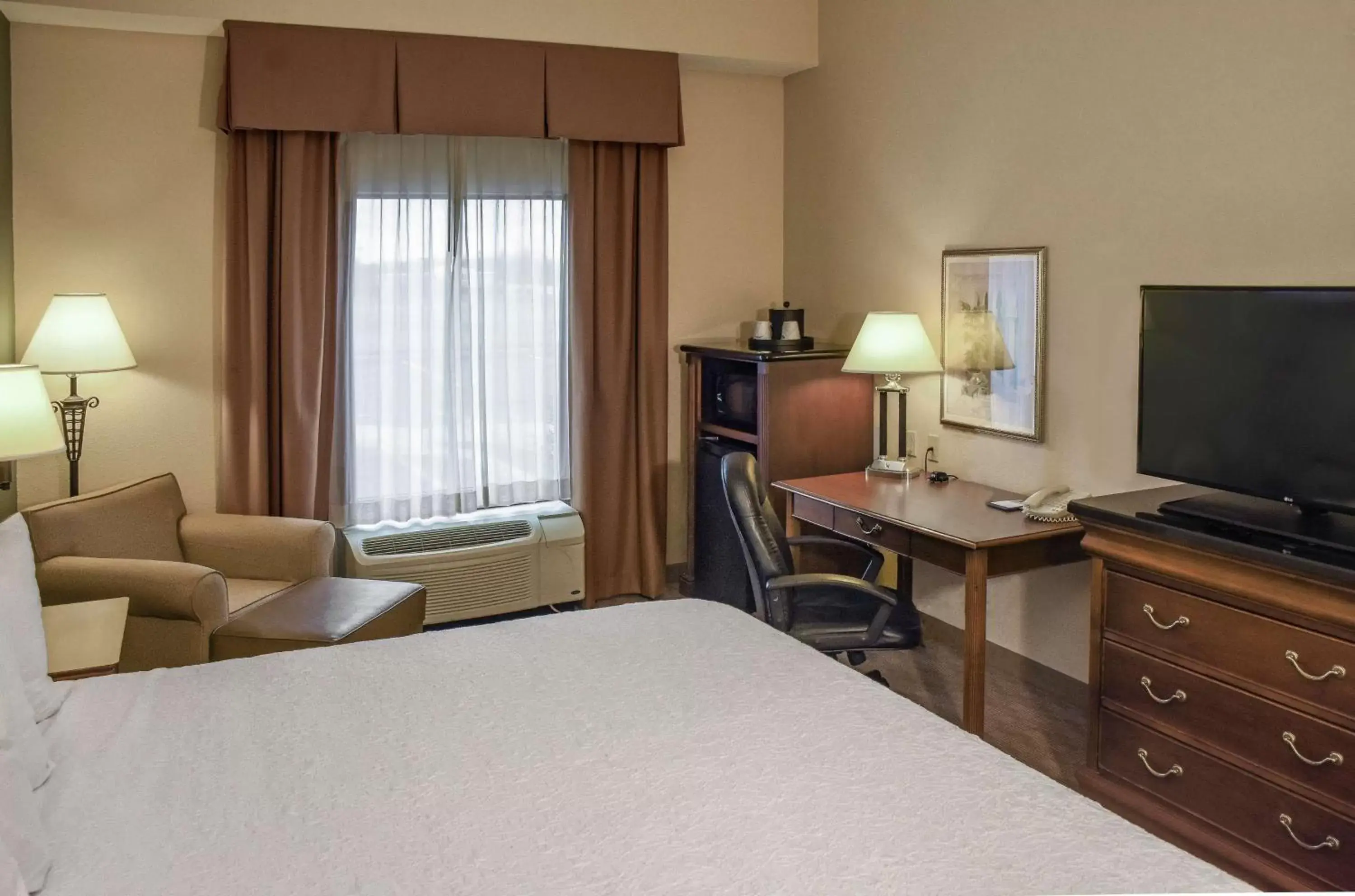 Bedroom, TV/Entertainment Center in Hampton Inn & Suites Youngstown-Canfield