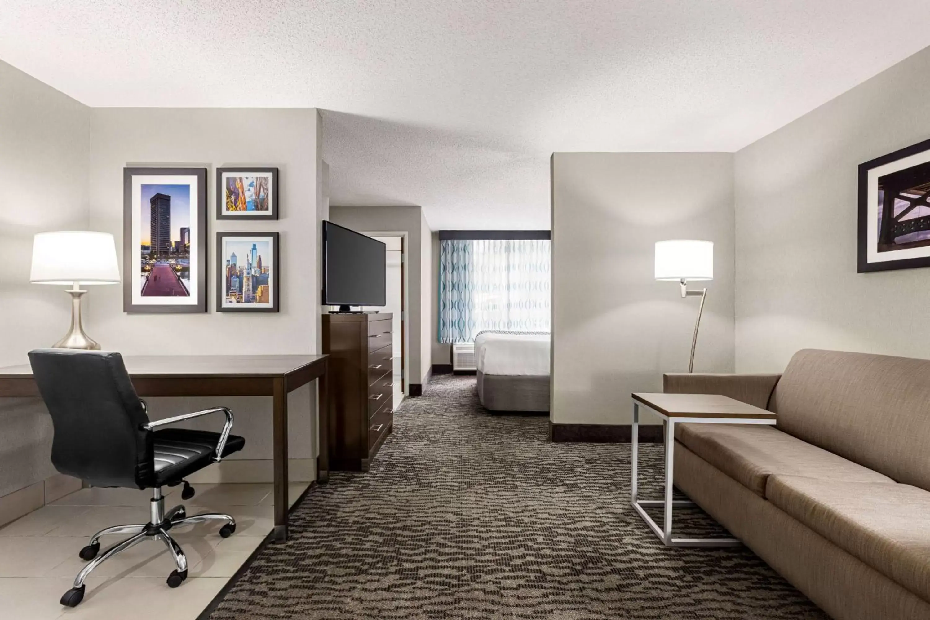 Bed, Seating Area in La Quinta by Wyndham Newark - Elkton