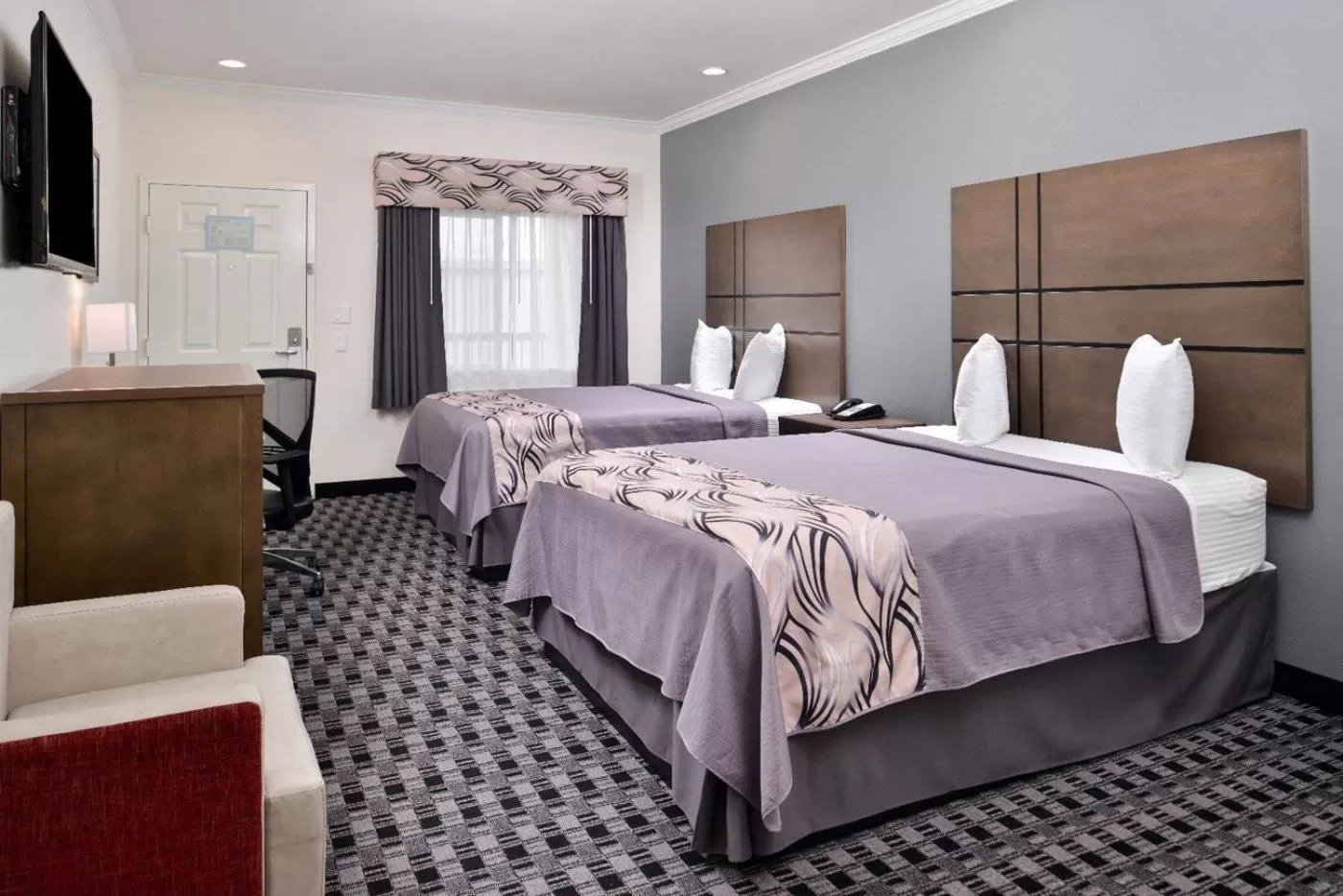 Bed in Americas Inn & Suites IAH North