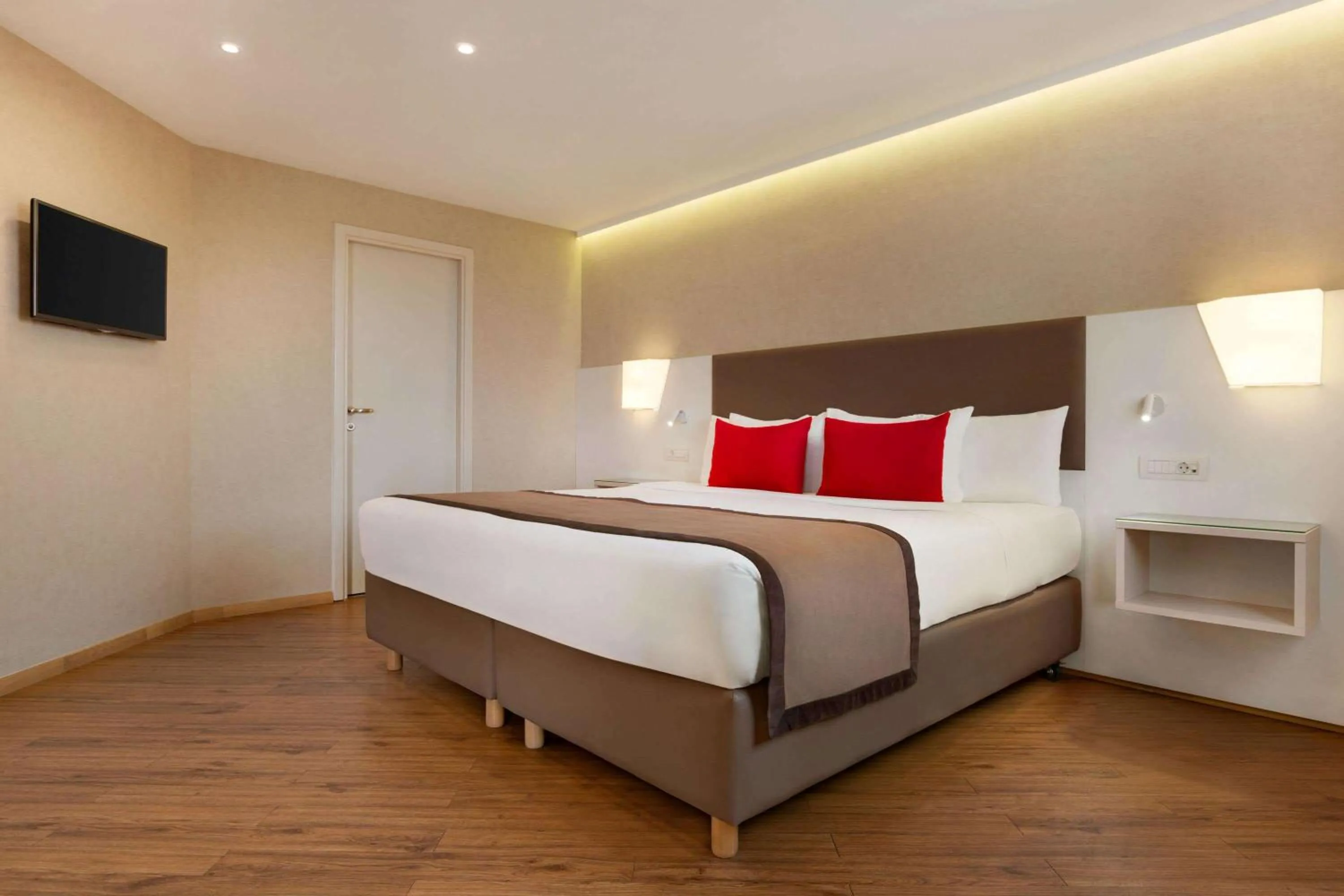 Photo of the whole room, Bed in Ramada Plaza by Wyndham Thraki