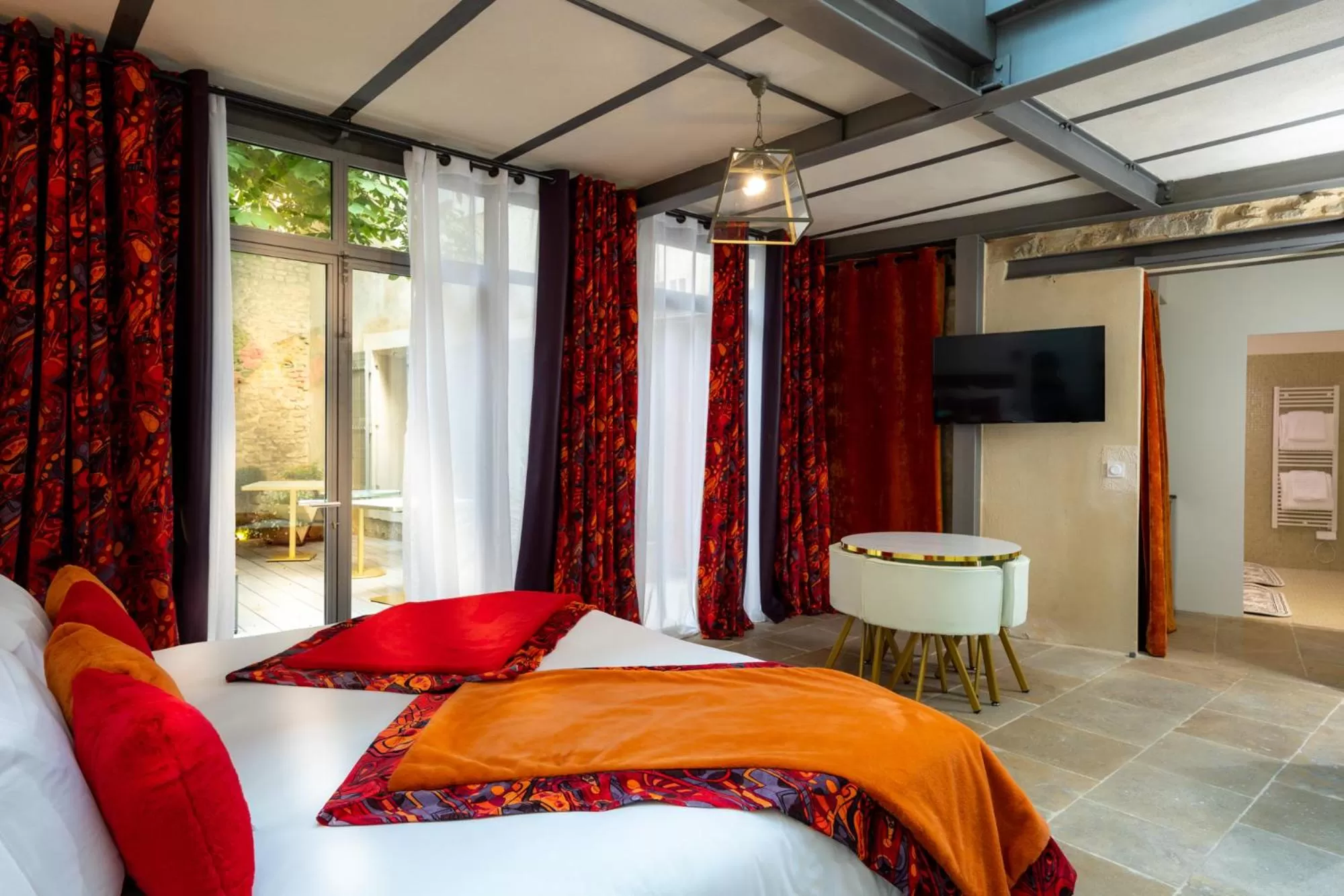Bed in Le Clos Violette et Le 11 D'Aglaé - Hôtel de Charme Design de Luxe