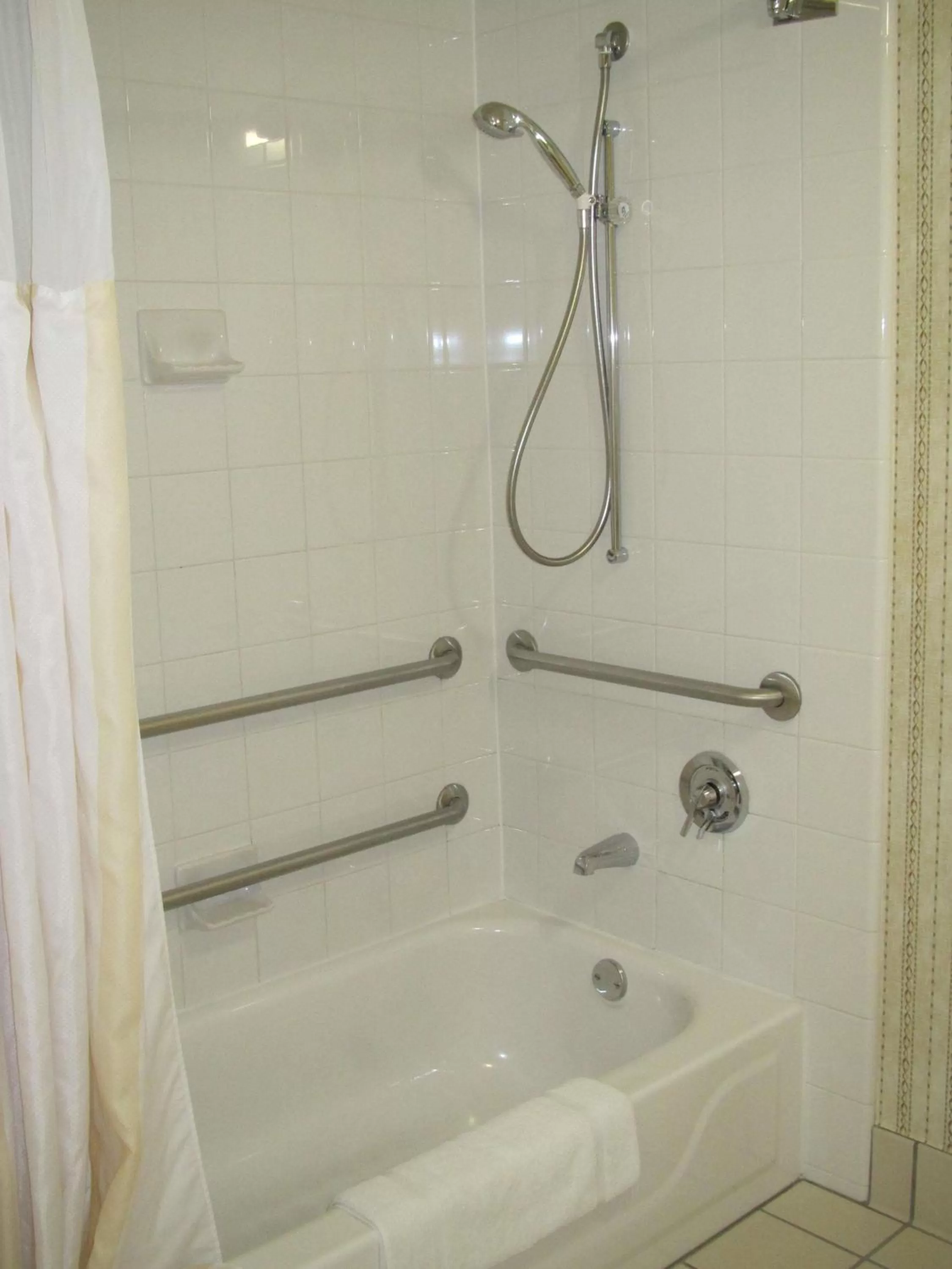 Bathroom in Hilton Garden Inn Addison