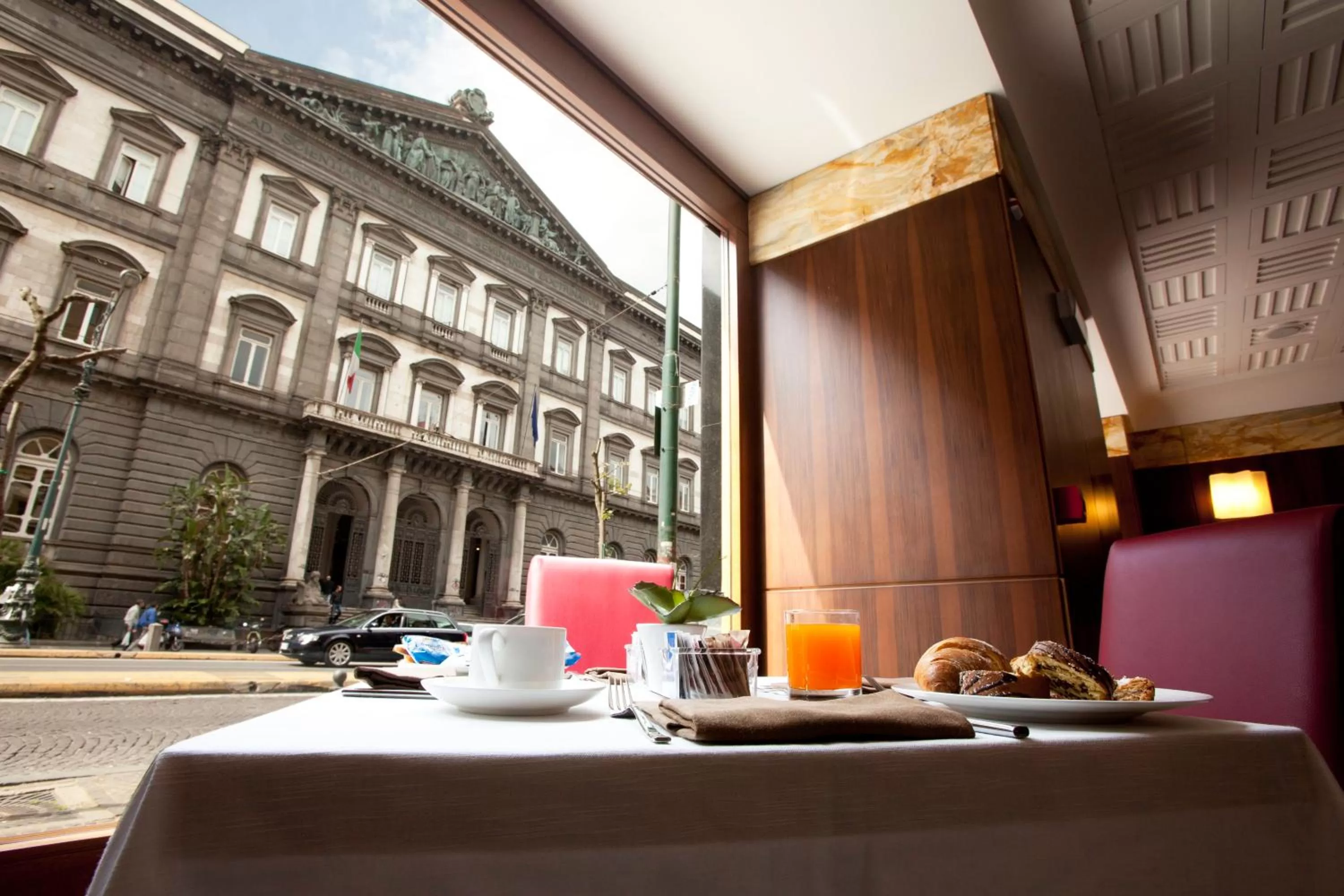 Restaurant/places to eat in Hotel Naples