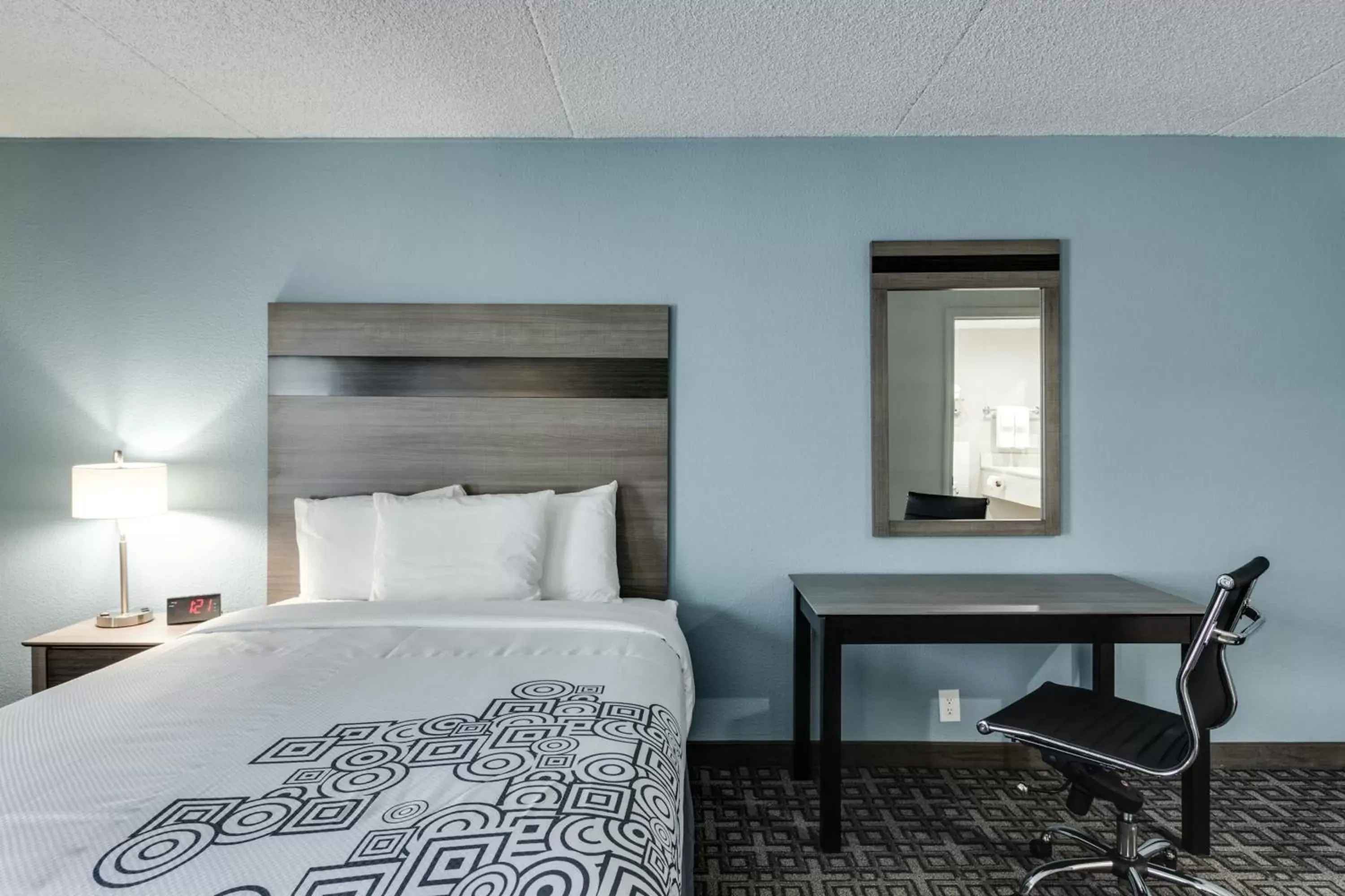 Photo of the whole room, Bed in Days Inn & Suites by Wyndham Spokane
