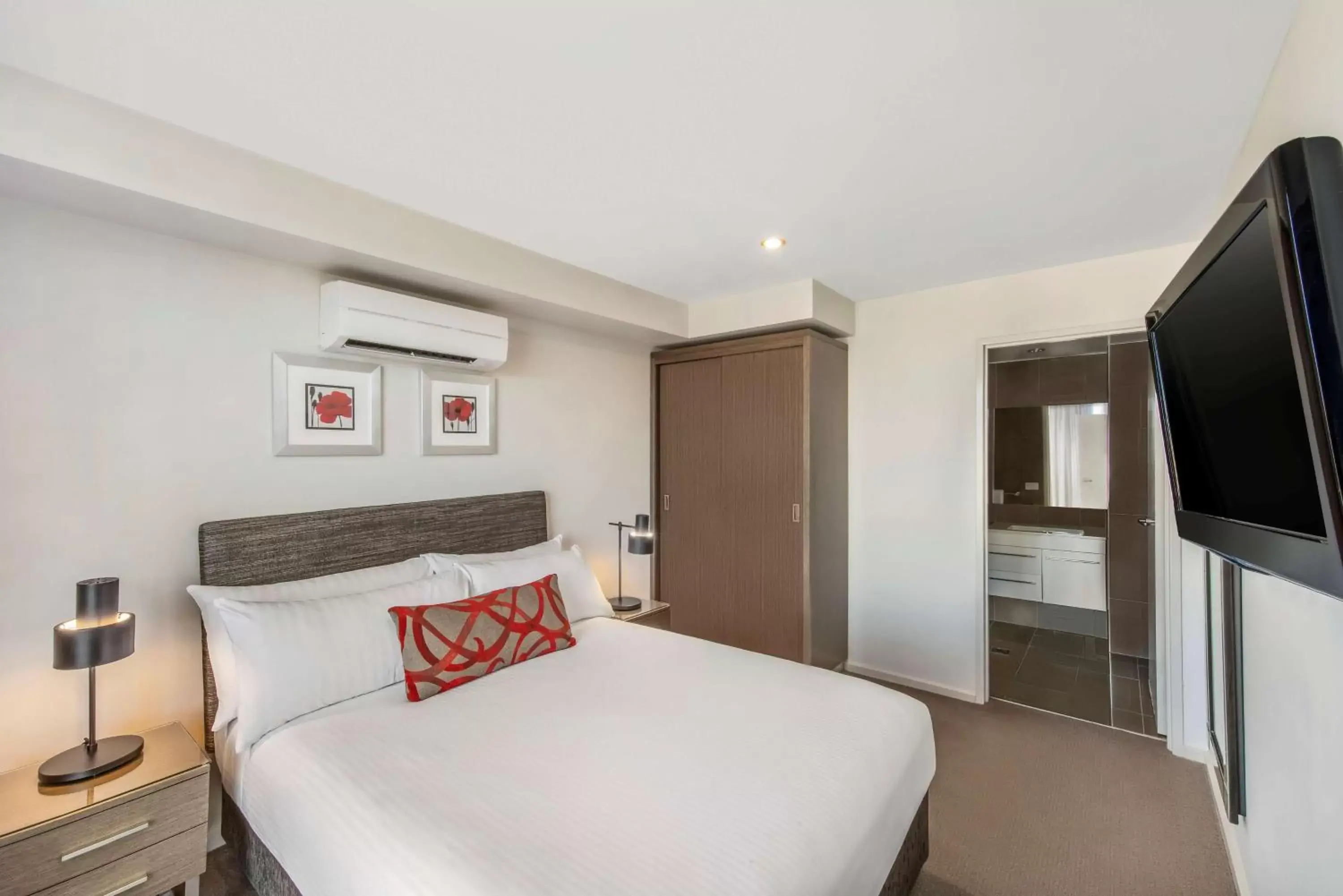 Bedroom, Bed in Adina Serviced Apartments Canberra Dickson