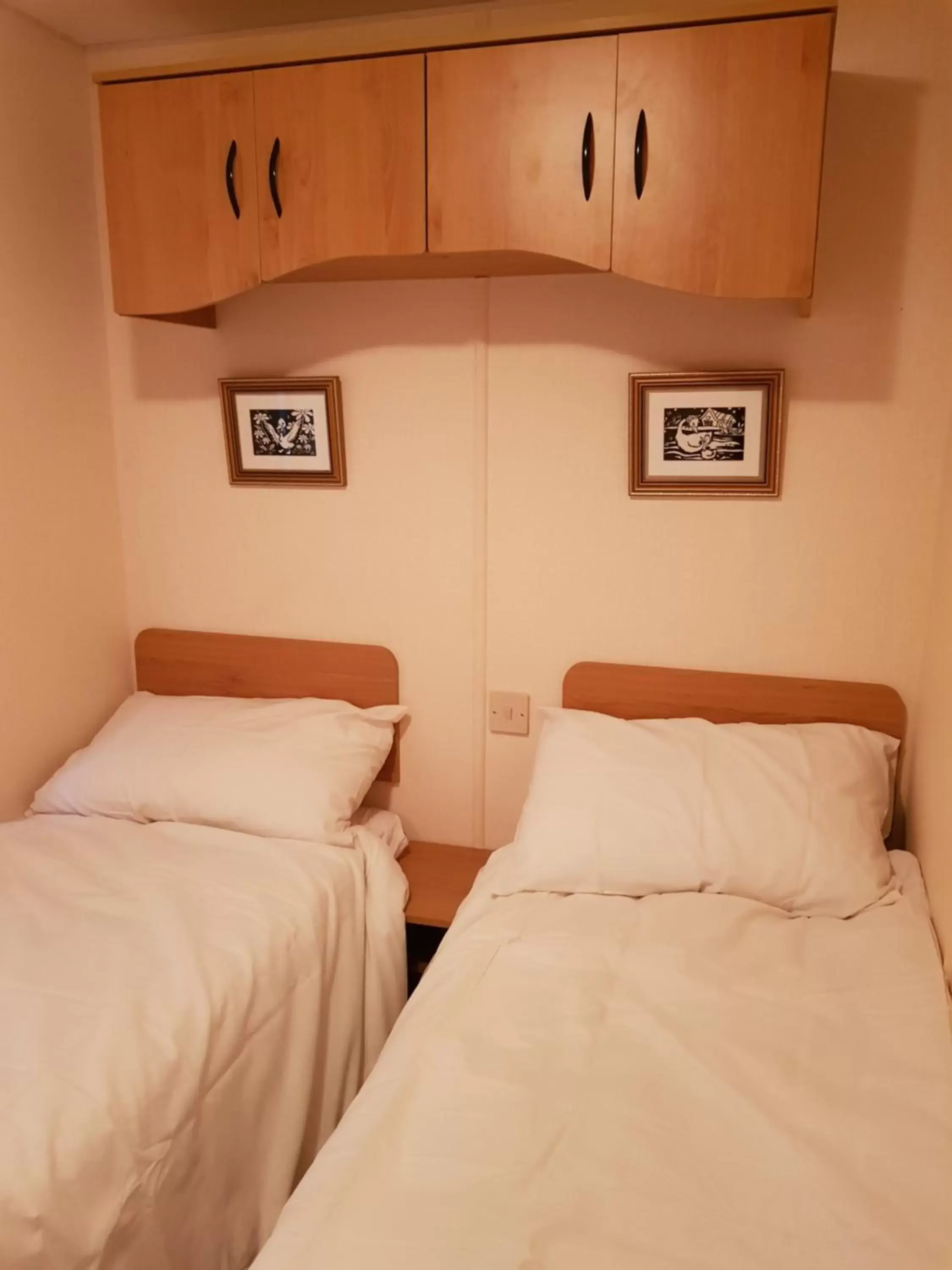 Bedroom, Bed in The Jackdaw B&B SELF CATERING STATIC CARAVAN FREE BREAKFAST SUPPLIED