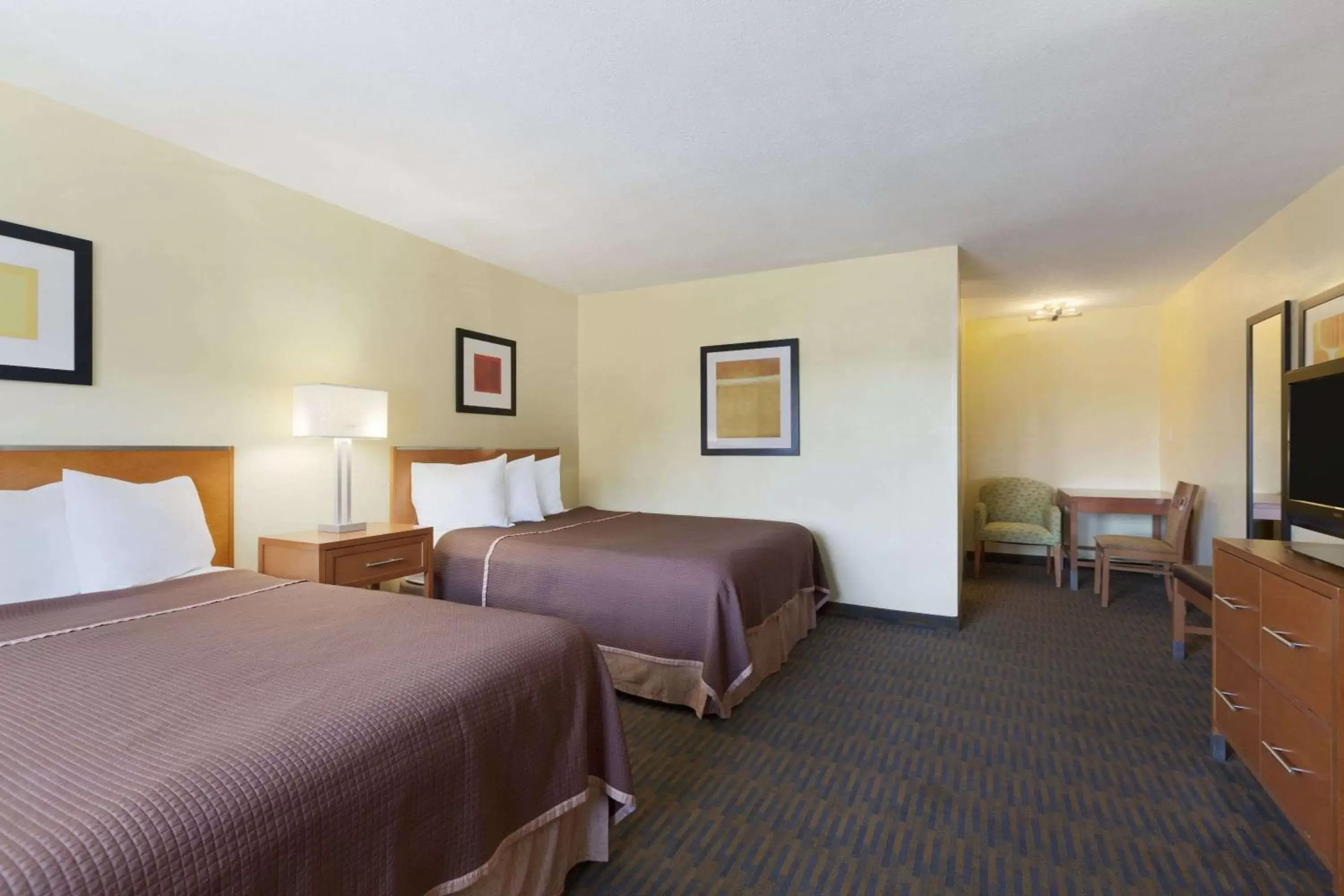 Photo of the whole room, Bed in Howard Johnson by Wyndham San Diego Sea World
