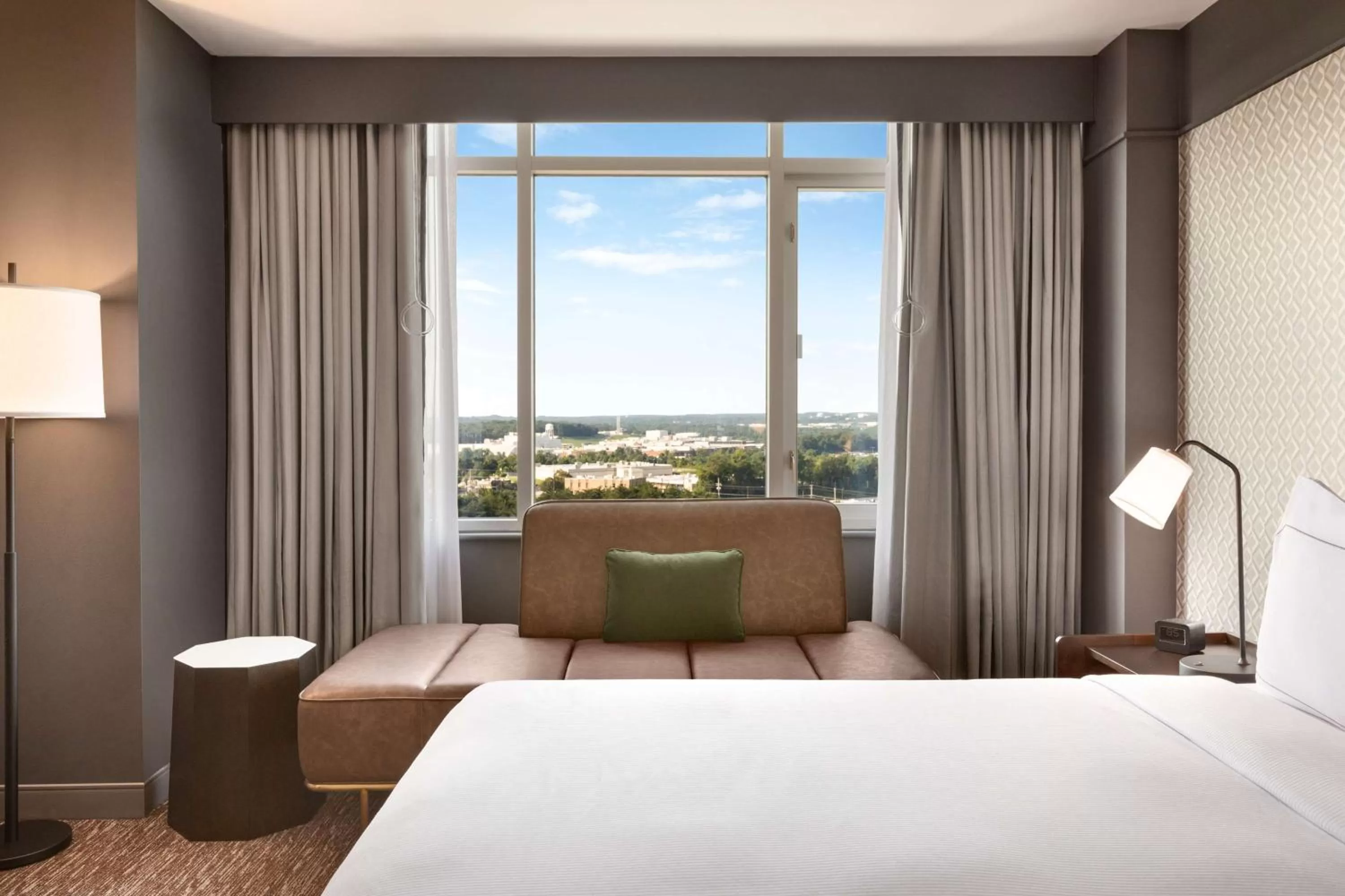 Living room, Bed in Hilton Baltimore BWI Airport