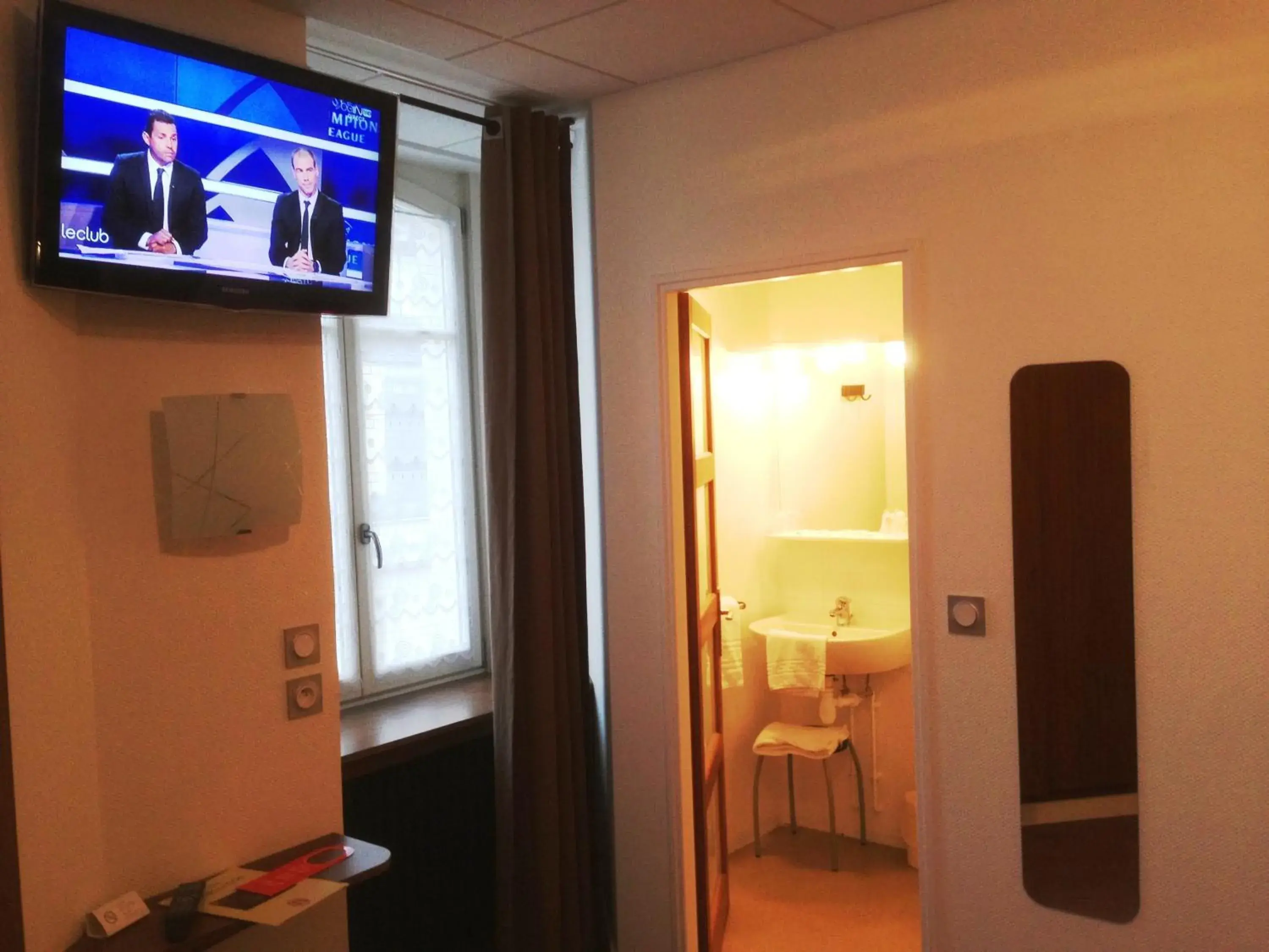 Communal lounge/ TV room, TV/Entertainment Center in Hotel Bristol Metz Centre Gare