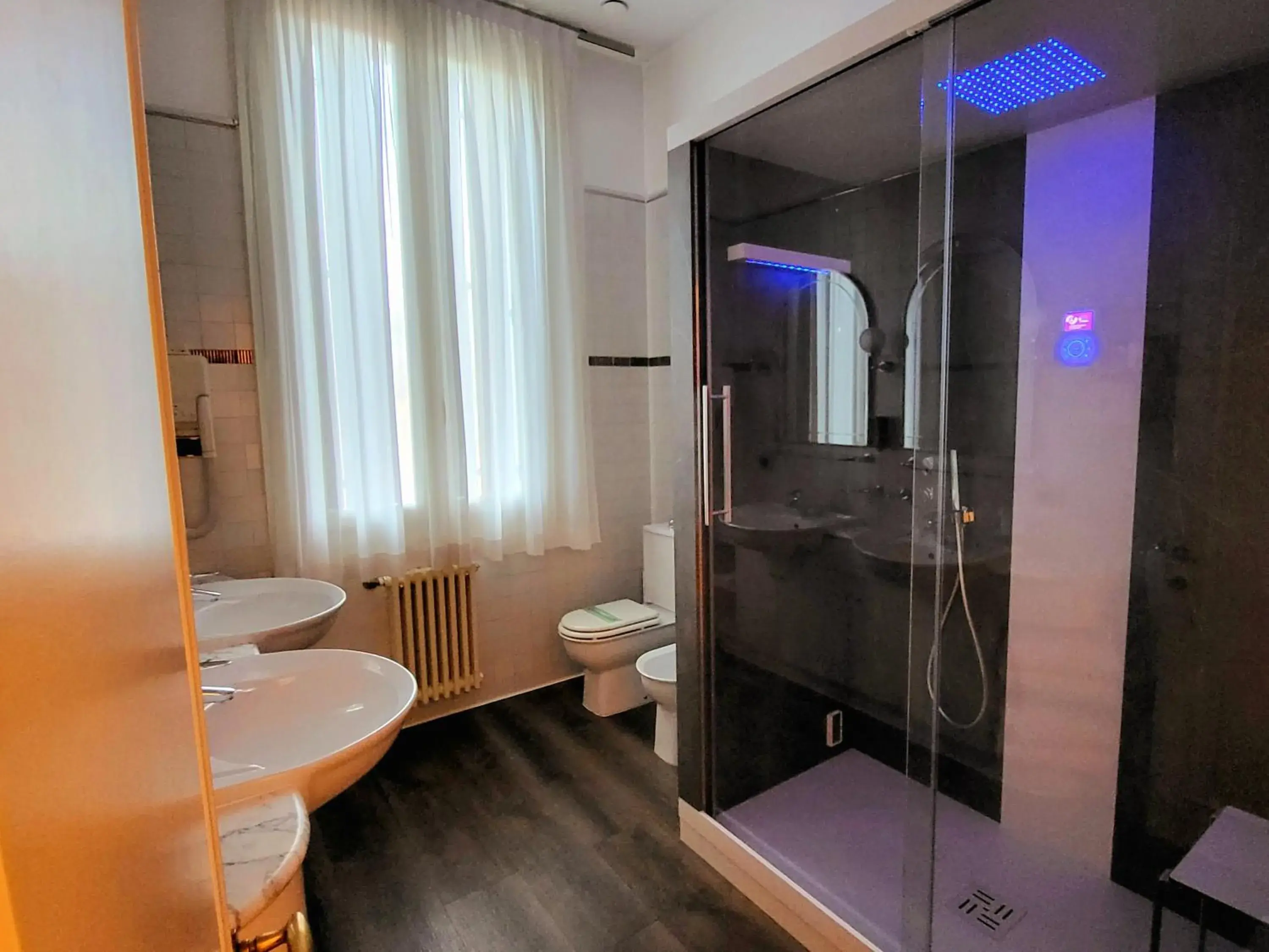 Shower, Bathroom in Hotel Villa Stucky