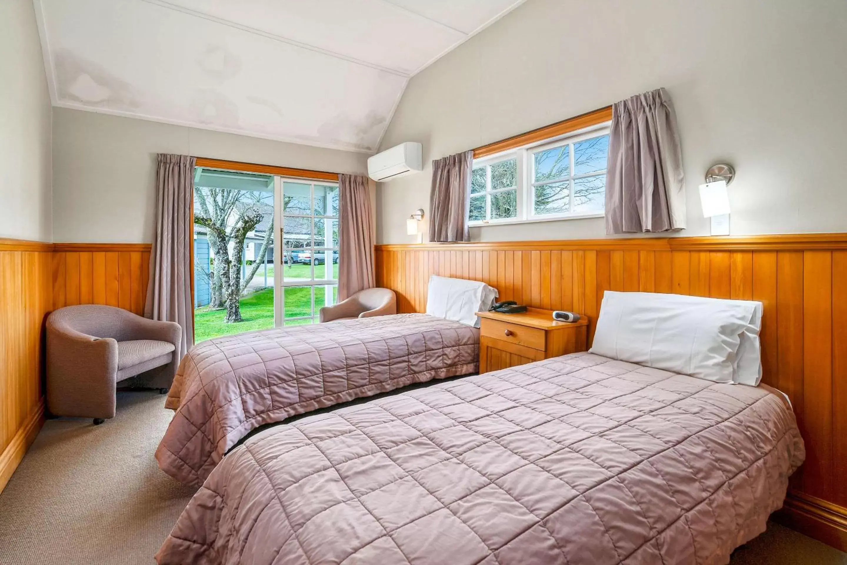 Photo of the whole room, Bed in Quality Suites Huka Falls