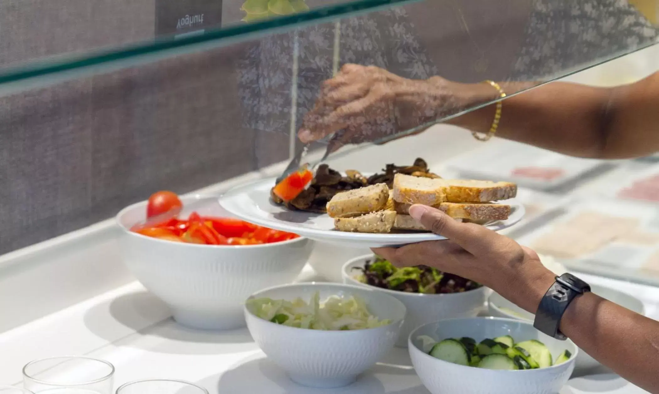 Buffet breakfast in Oca Oriental Porto Hotel