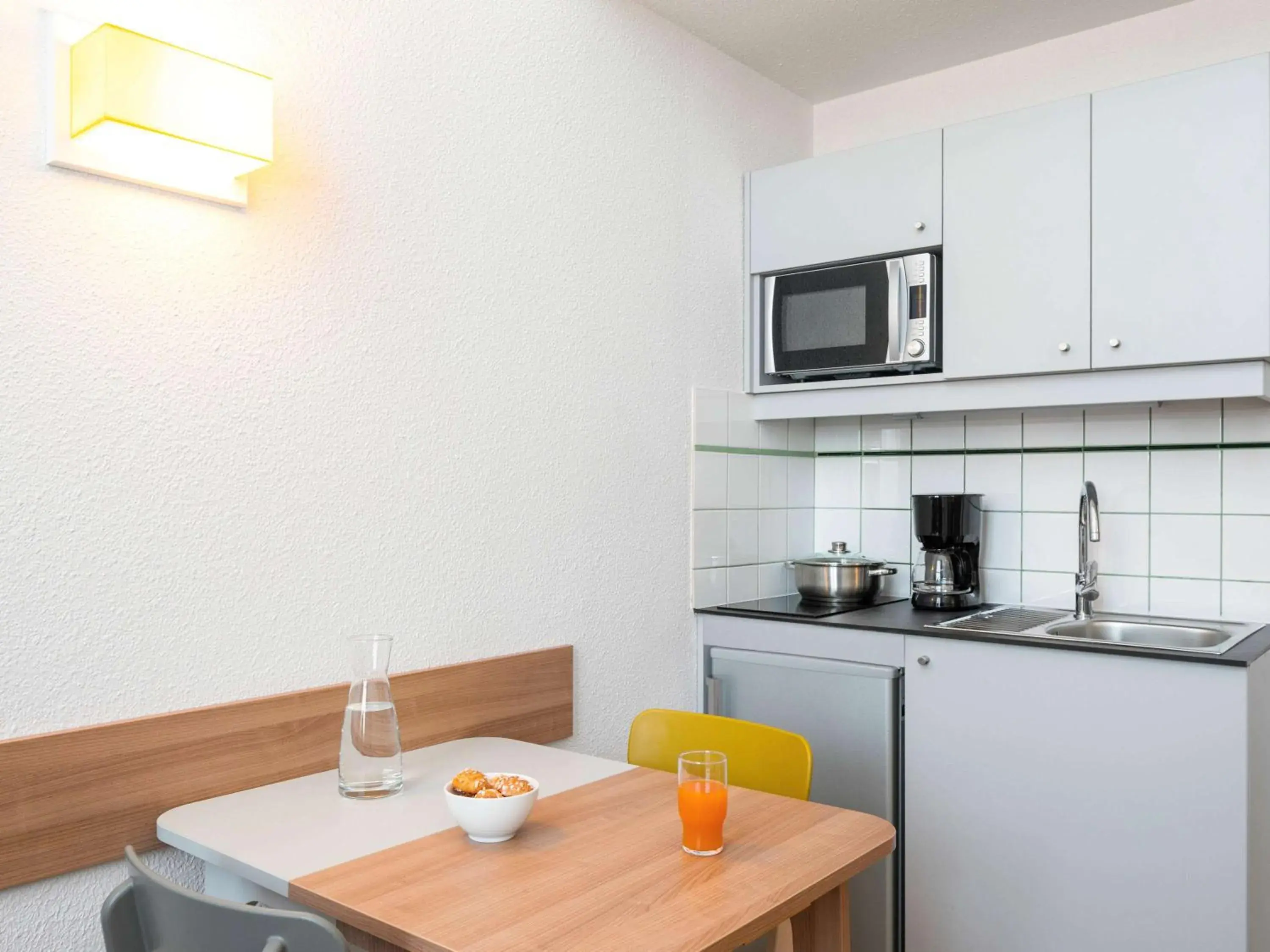 Photo of the whole room, Kitchen/Kitchenette in Aparthotel Adagio Access La Défense - Place Charras