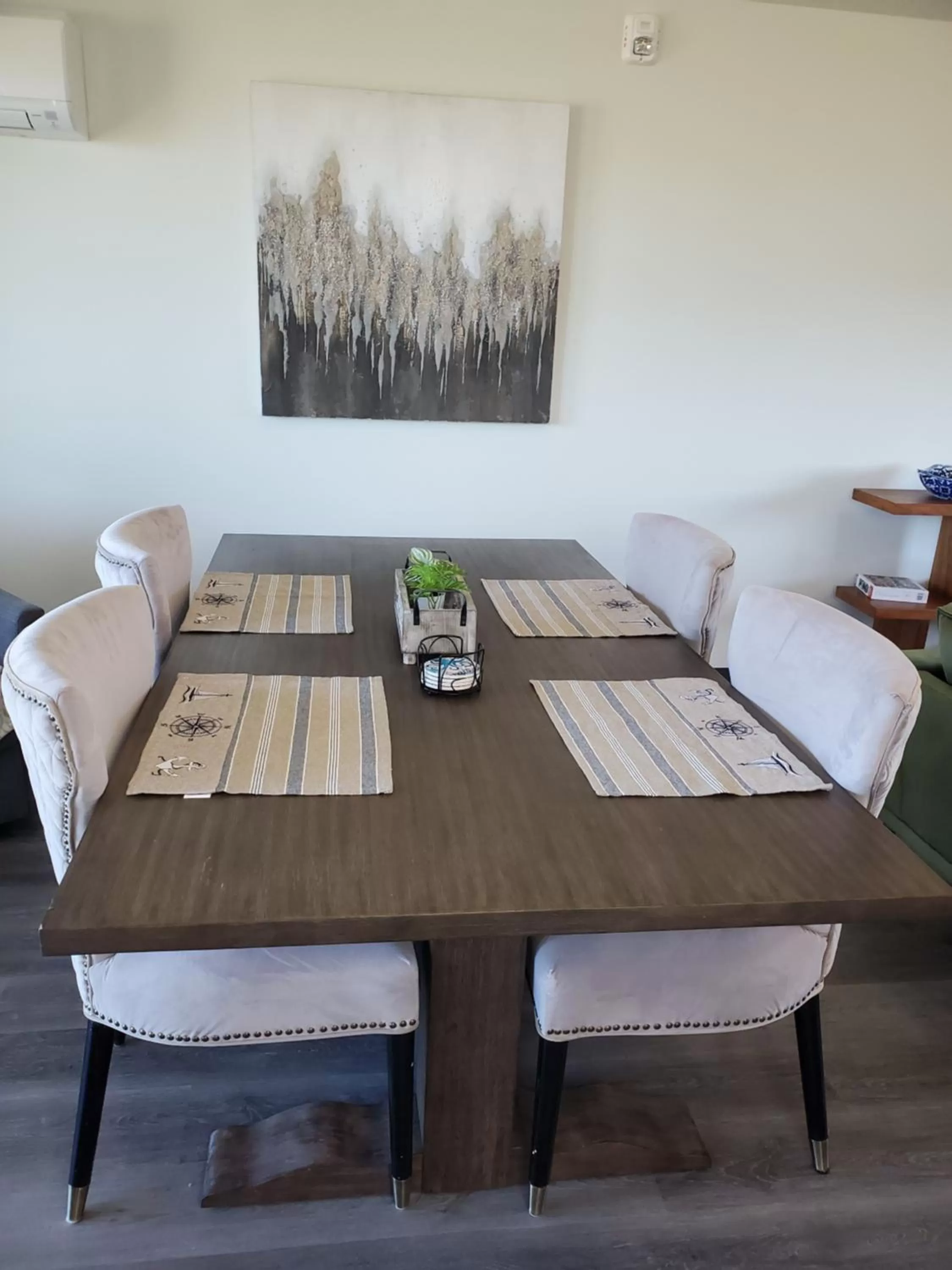 Seating area, Dining Area in Moonstone Beach Motel