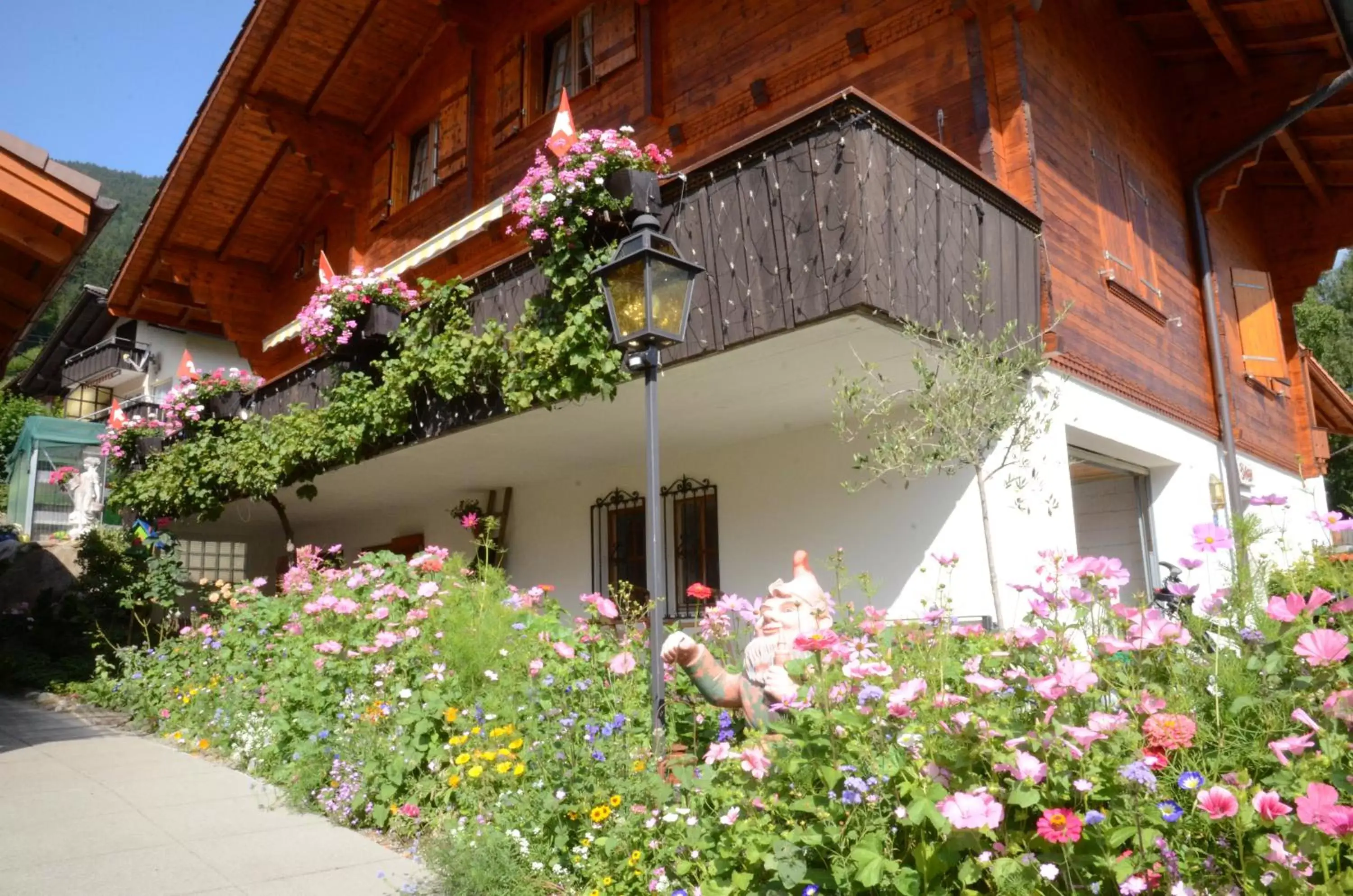 Garden, Property Building in Chalet-Gafri - BnB - Frühstückspension - Service wie im Hotel