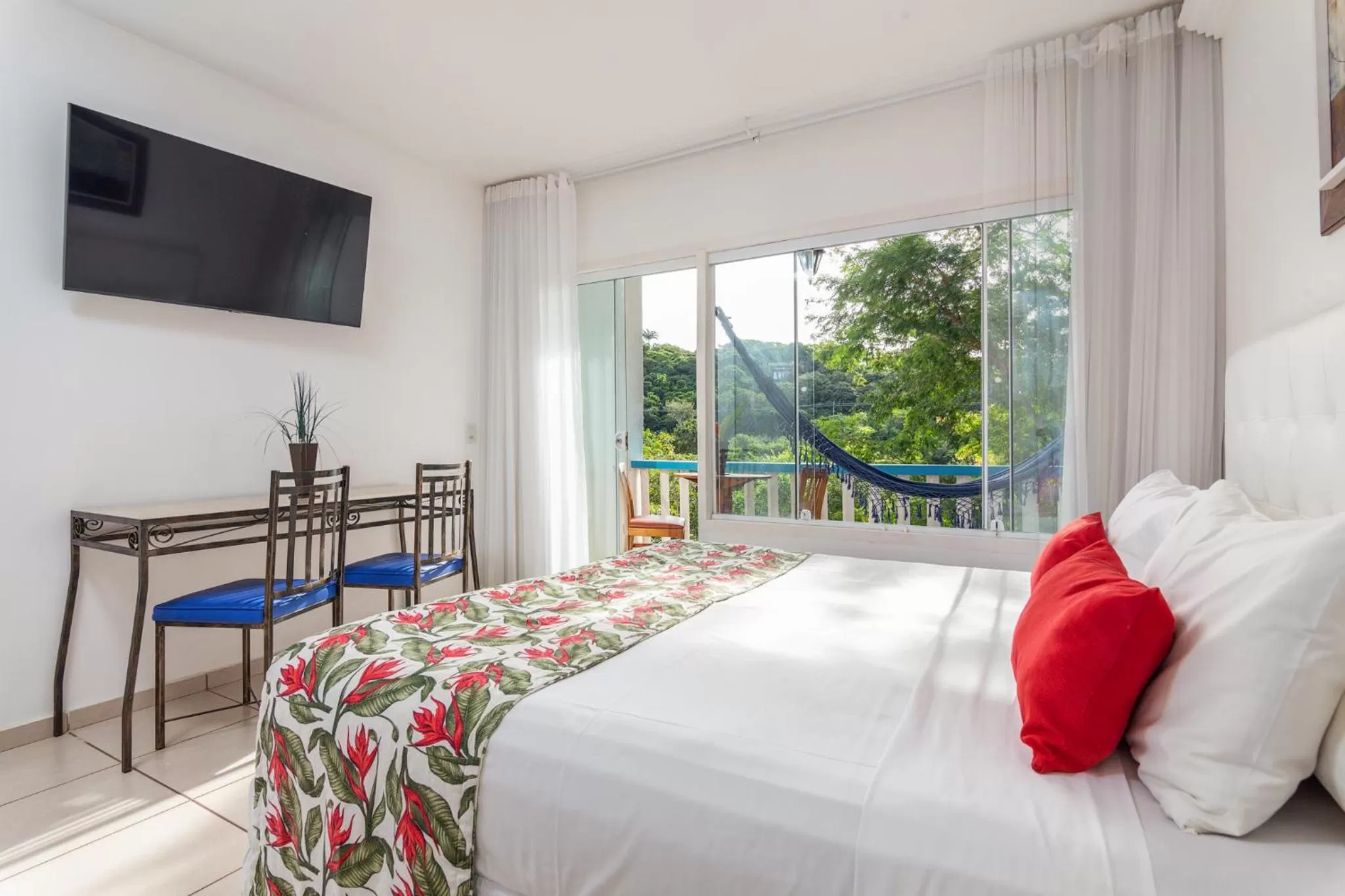 Communal lounge/ TV room, Bed in Hotel Miratlantico Búzios