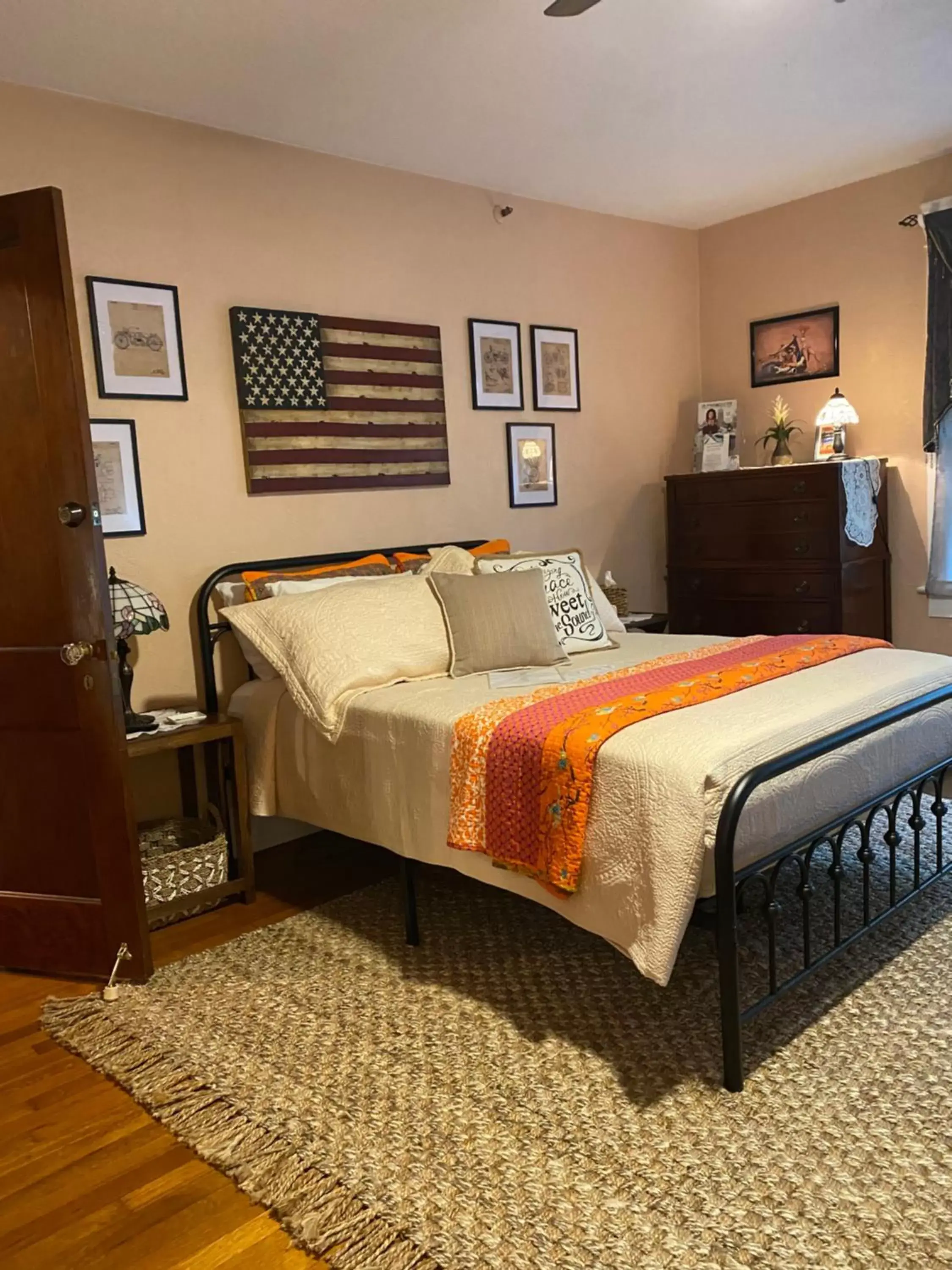 Bedroom, Bed in Ms. Maggie's South Country Inn