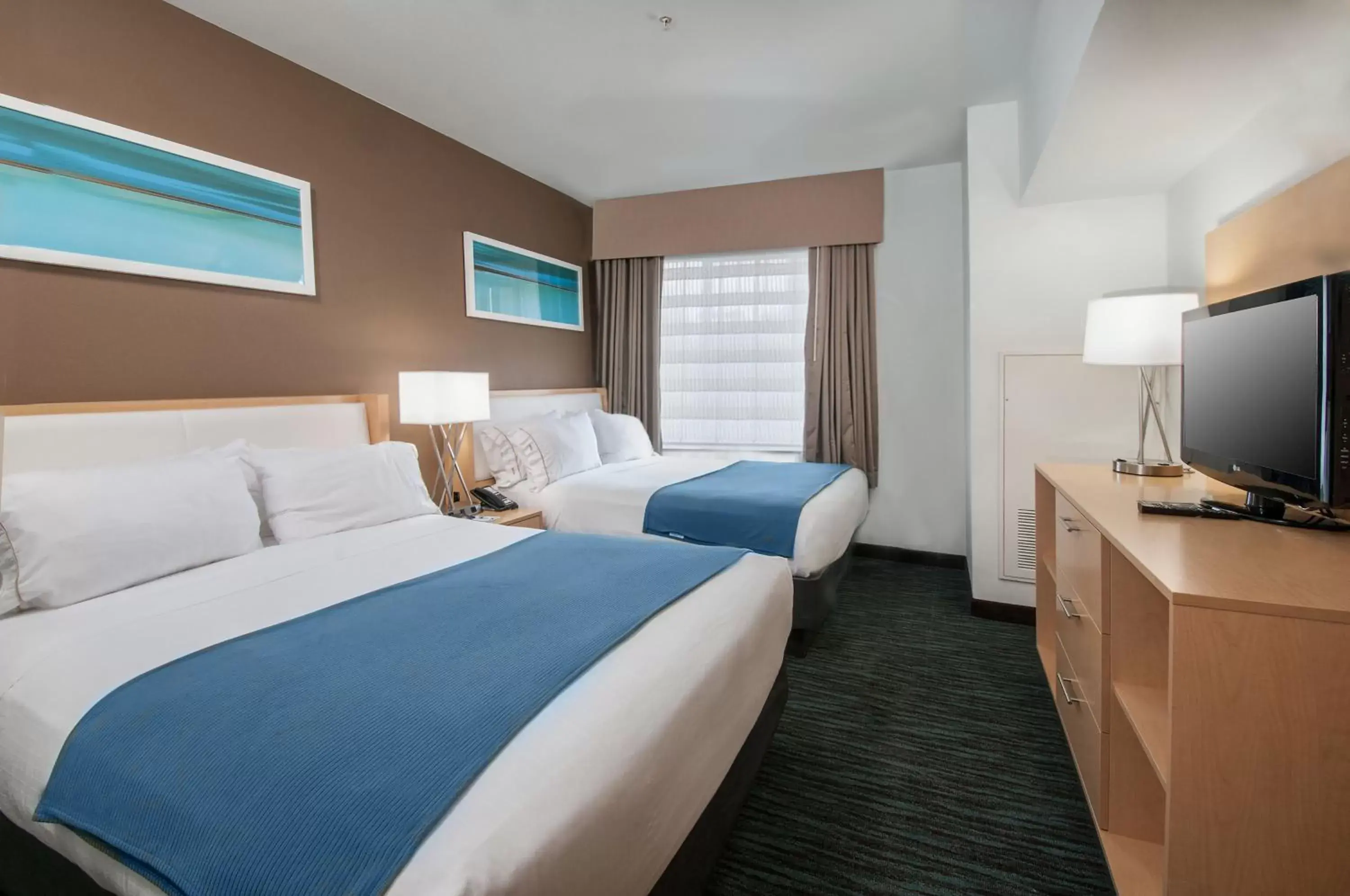 Photo of the whole room, Bed in Holiday Inn Express Hotel & Suites San Antonio - Rivercenter Area, an IHG Hotel