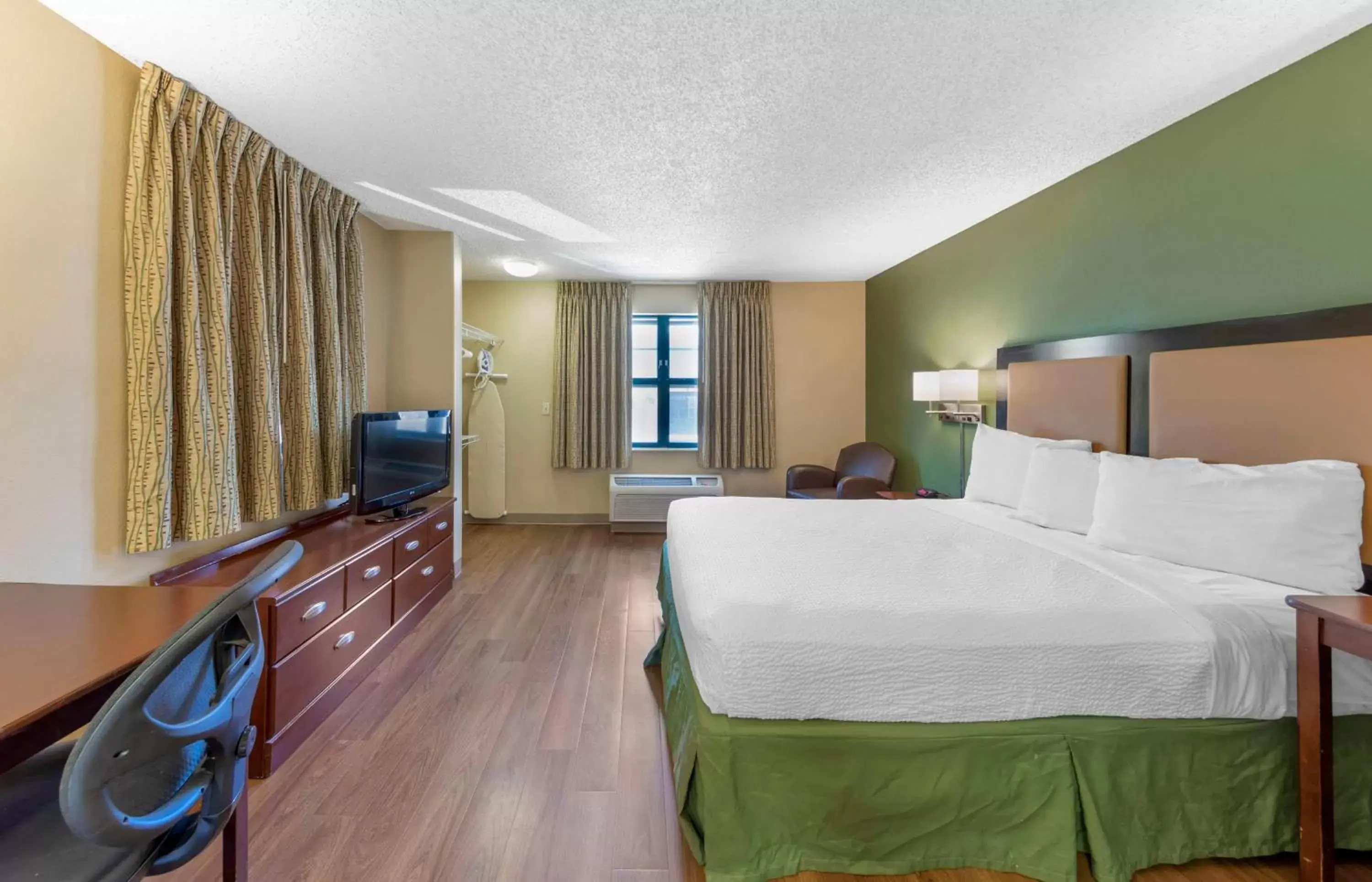 Bedroom in Extended Stay America Suites - Orange County - Yorba Linda