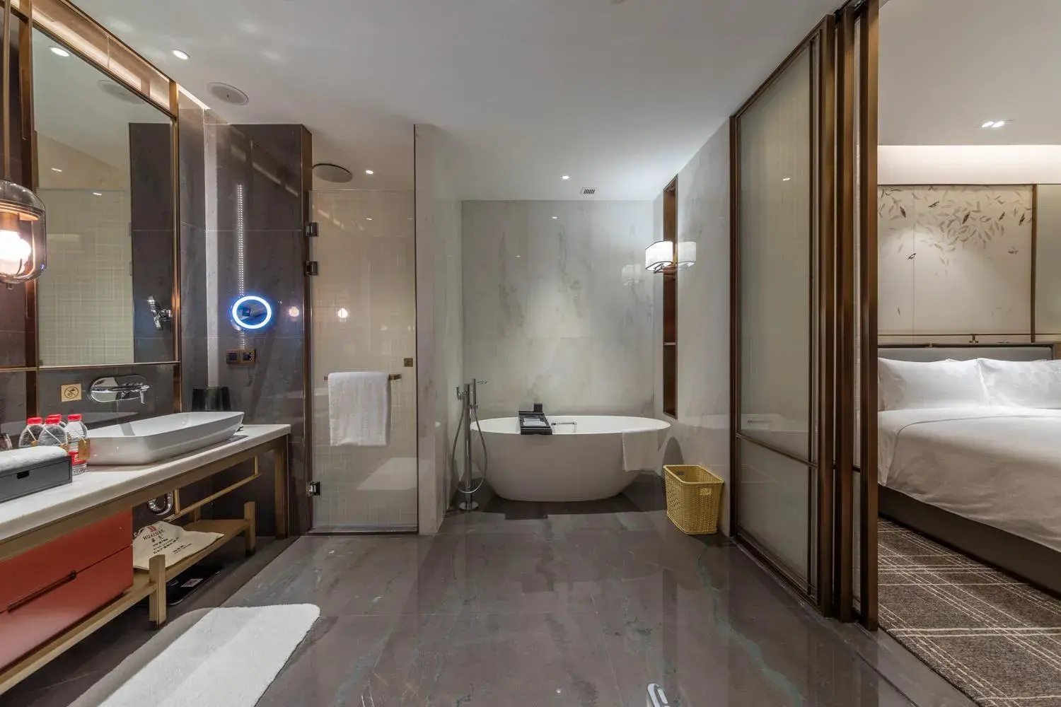 Shower, Bed in HUALUXE Xi'an Chanba by IHG-西安浐灞华邑酒店-Near Xi'an International Convention Exhibition Center and Shopping mall and The Romantic show of Xi'an-Free Luggage Storage-English Service Shower, Bed in HUALUXE Xi'an Chanba by IHG-西安浐灞华邑酒店-Near Xi'an International Convention Exhibition Center and Shopping mall and The Romantic show of Xi'an-Free Luggage Storage-English Service