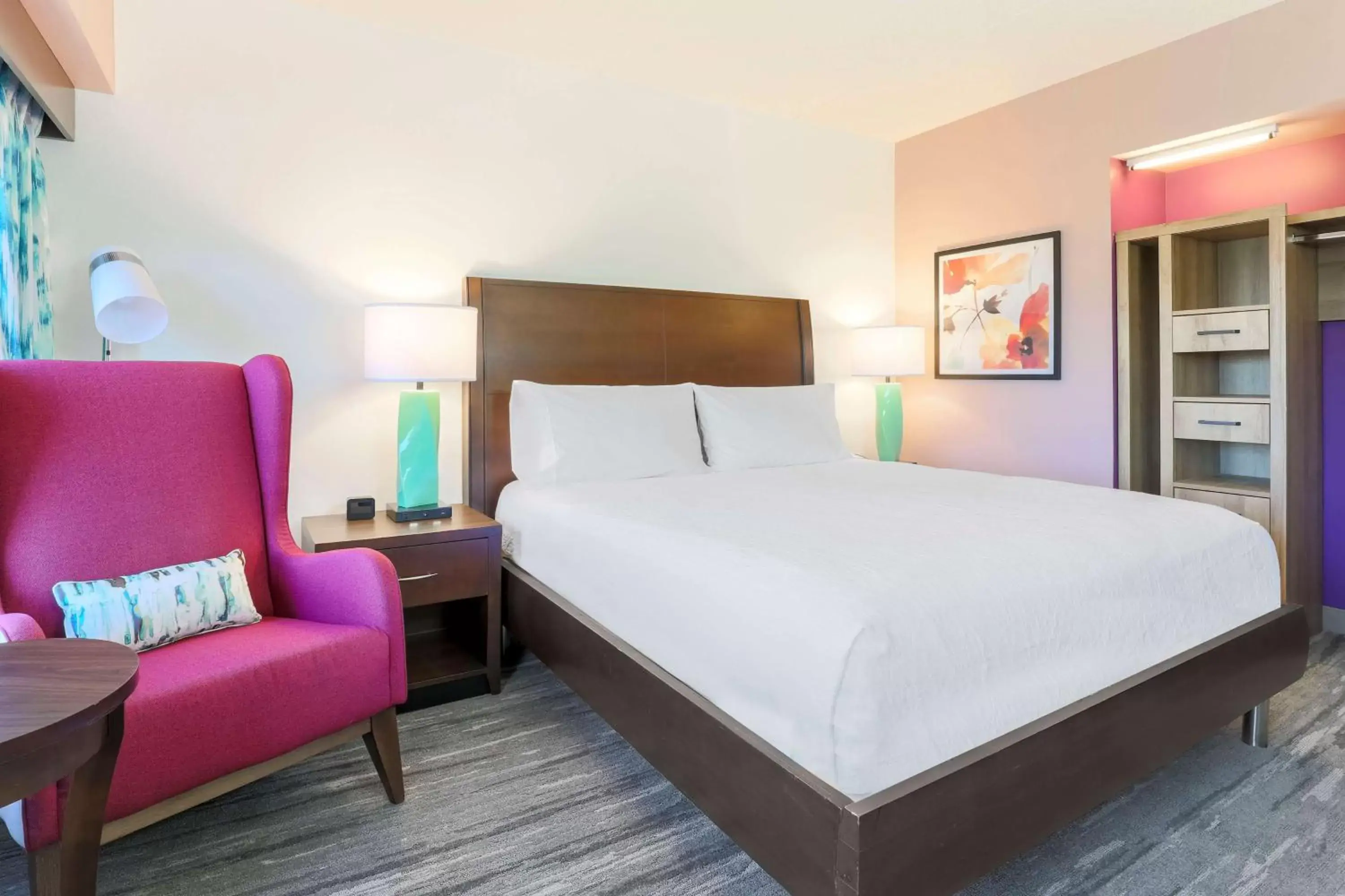 Living room, Bed in Hilton Garden Inn Raleigh-Durham/Research Triangle Park