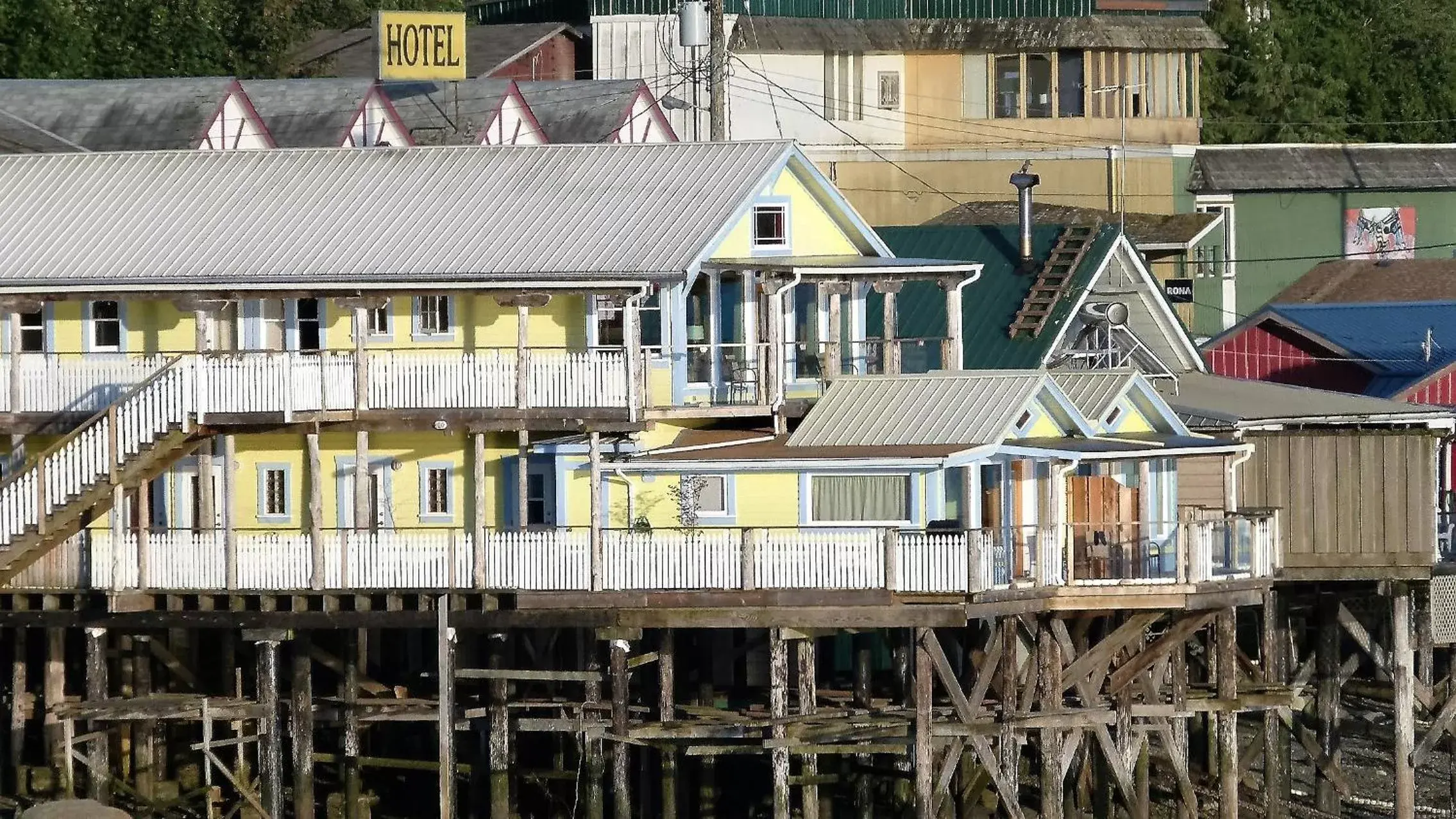 Property Building in Seine Boat Inn