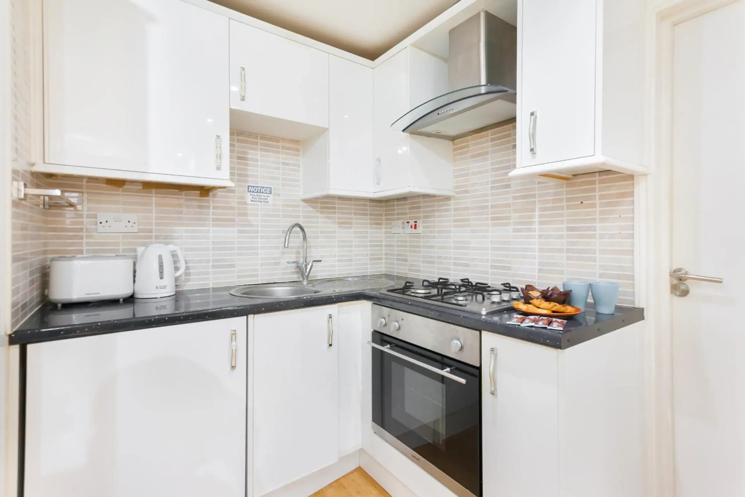 Kitchen or kitchenette, Kitchen/Kitchenette in Kings Cross Apartment