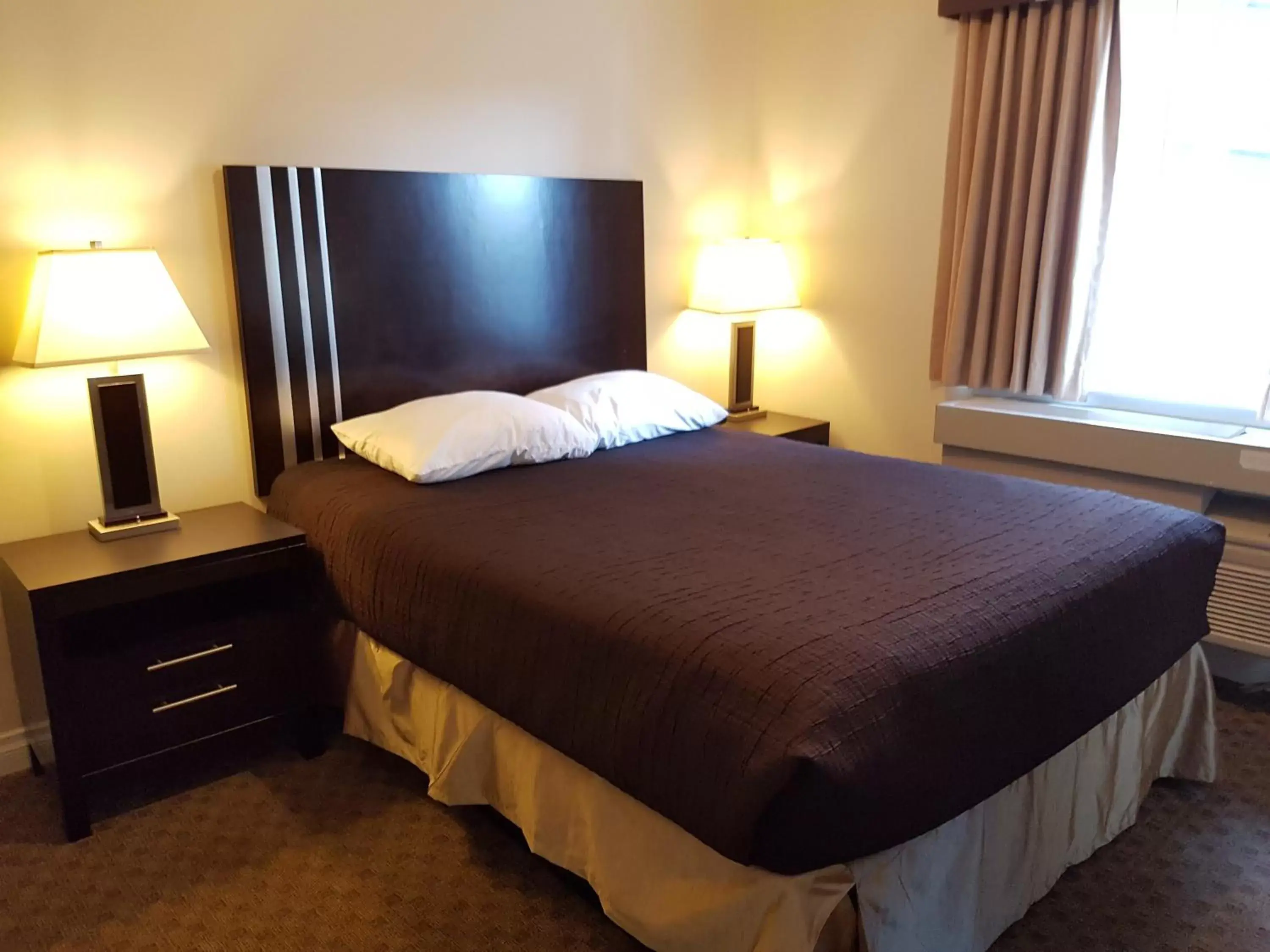 Bedroom, Bed in Travelodge by Wyndham Kamloops Mountview