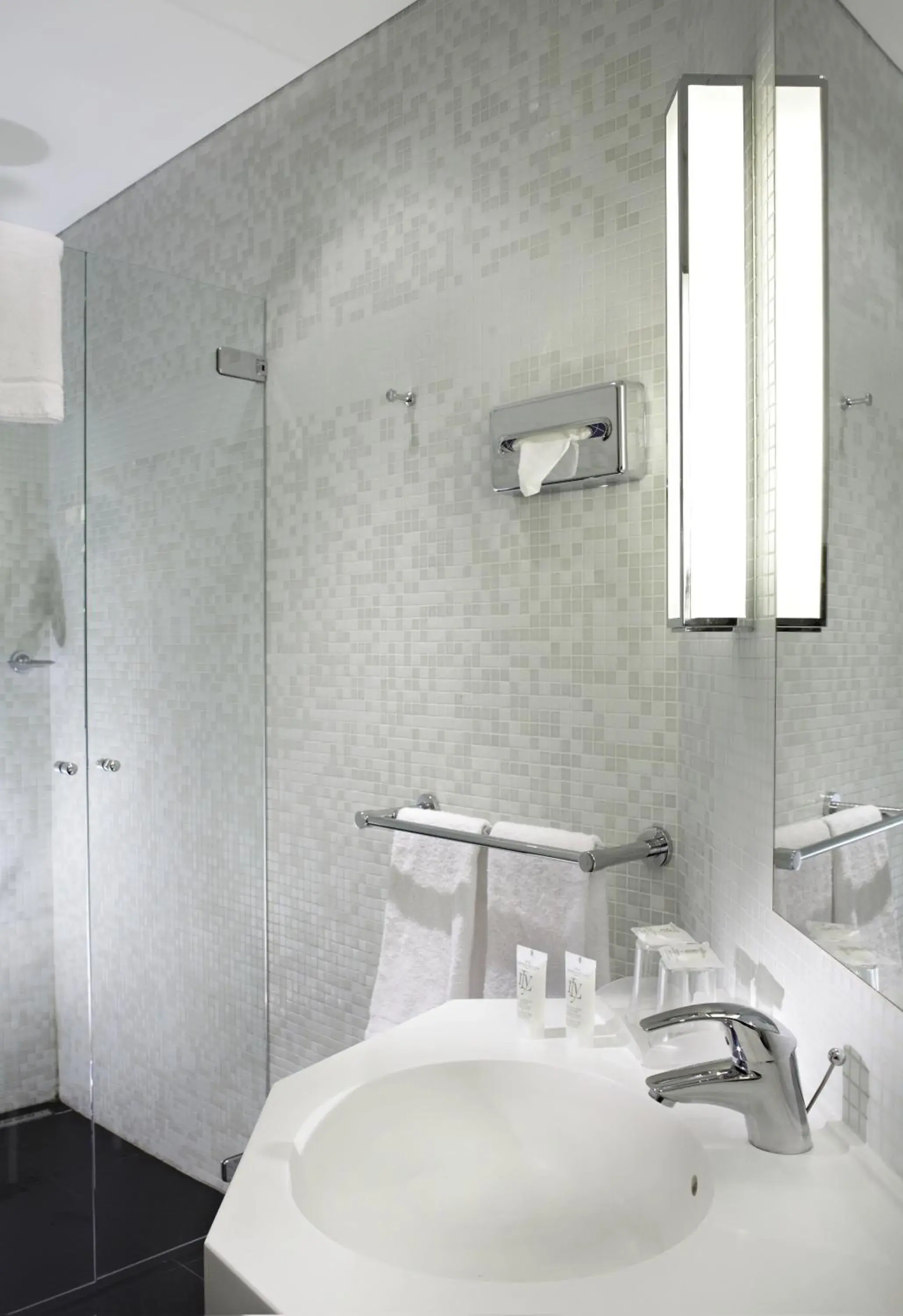 Bathroom in Hôtel Londres et New York - Les Collectionneurs